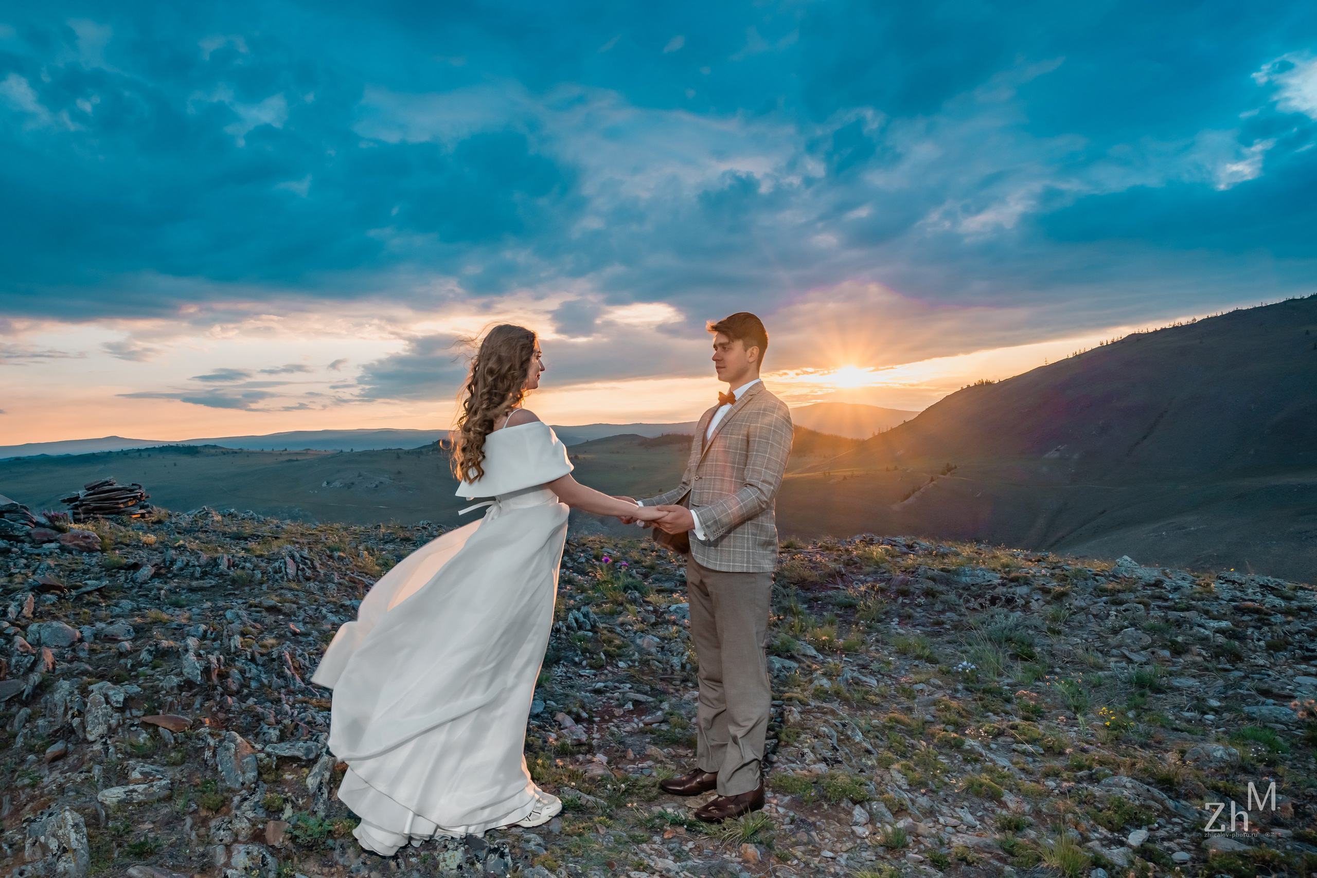 Свадебная фотосессия на Байкале и горах. Семейный и свадебный фотограф в Иркутске Максим Жигалов