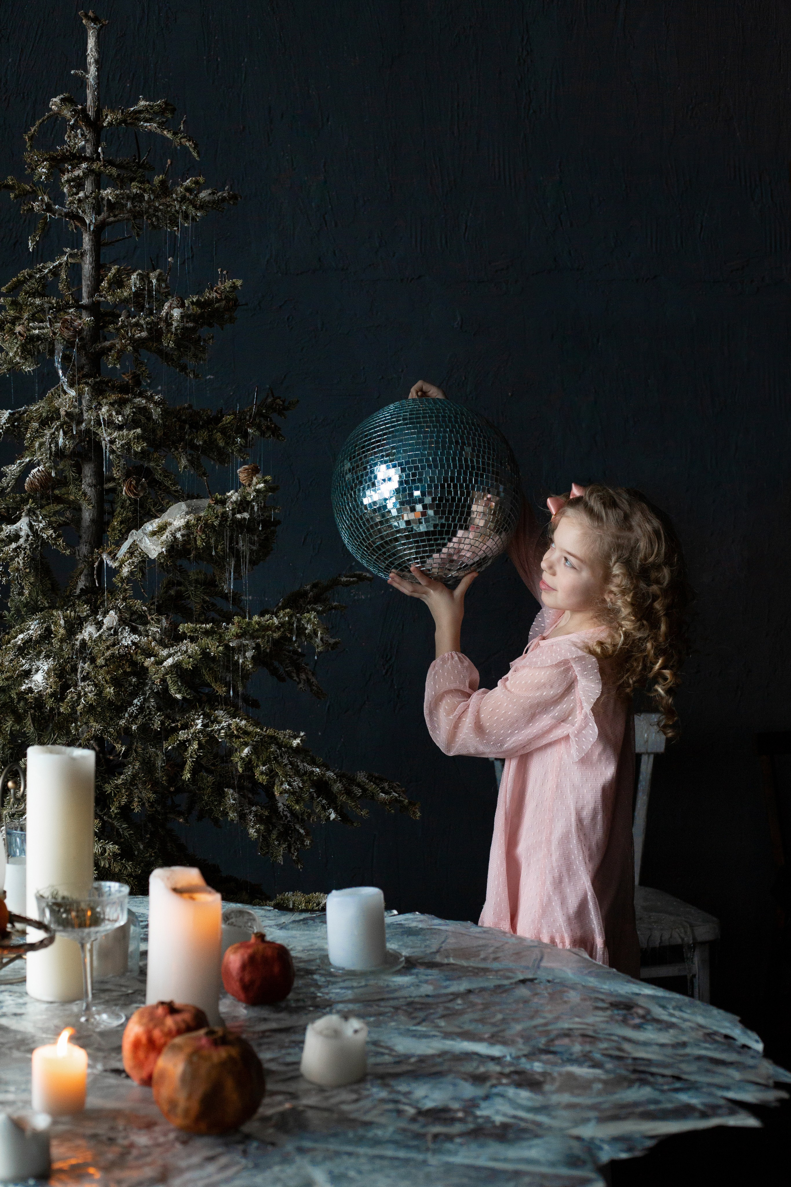 Ксюша в новогоднем зале. Фотограф в Новосибирске Краснова Евгения