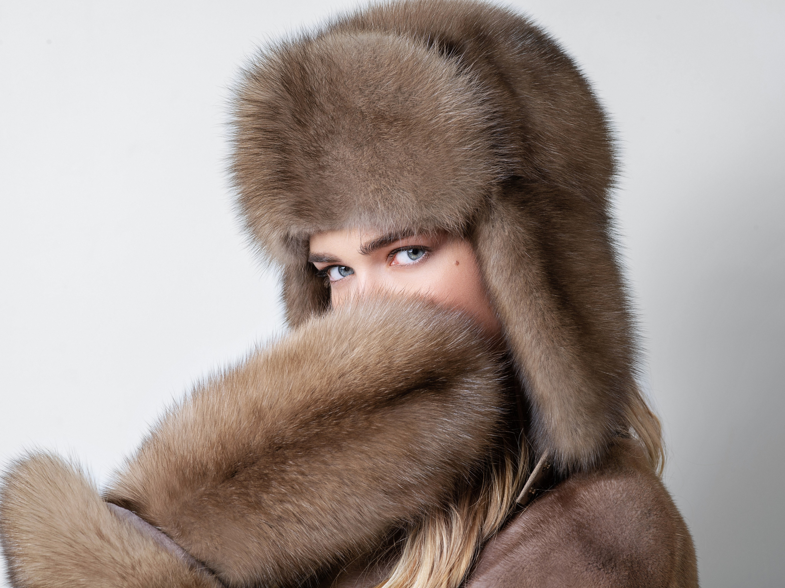 Premium ретушь рекламных съемок: fashion campaign, глубокая проработка текстур.