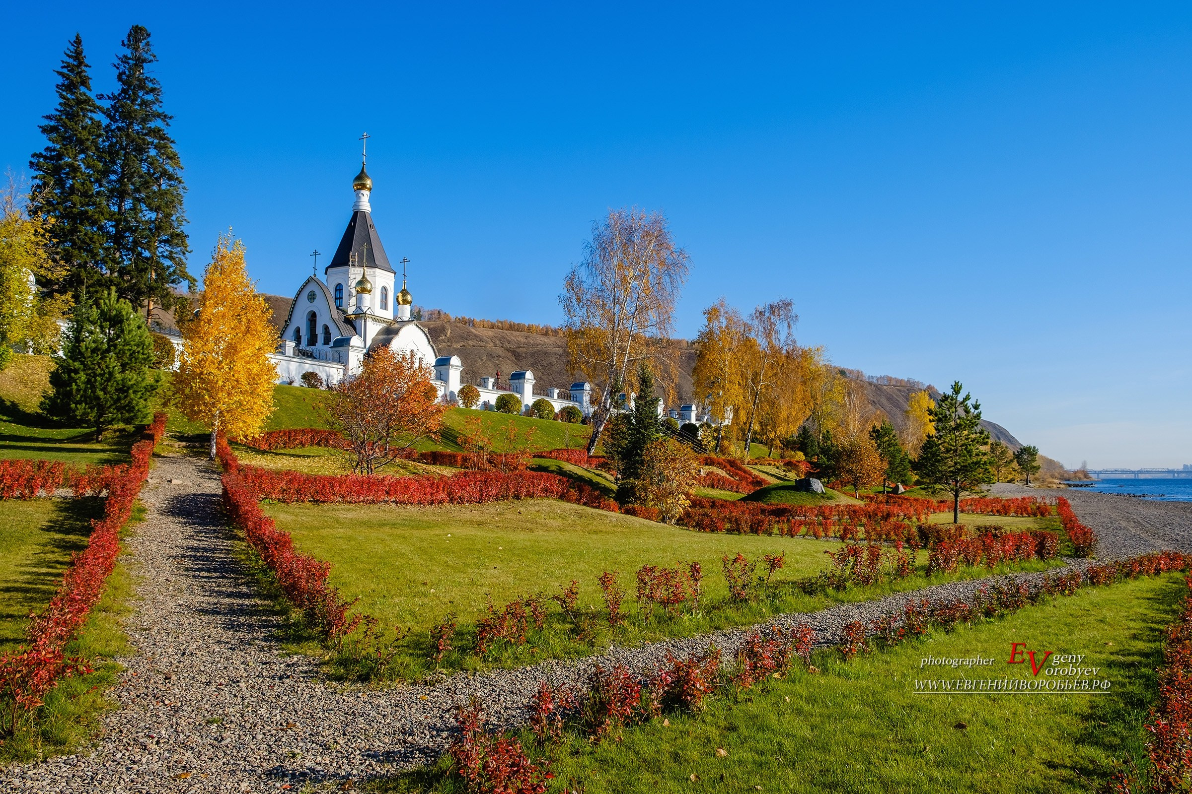 храм на берегу Енисея экскурсии Красноярск индивидуальный тур фото интересные места что посмотреть куда сходить что посетить достопримечательности Красноярска фототур фотосессия аренда кабриолета аренда микроавтобуса трансфер цена заказать экскурсию программа маршрут смотровые площадки видовые красивые места Национальный парк заповедник Столбы Дивногорск Красноярская ГЭС путешествие туристический маршрут место силы Часовня Параскевы Пятницы Коммунальный мост остров Татышев Бобровый лог Николаевская сопка набережная Енисея село Овсянка музей Астафьева Караульная гора Виноградовский мост гид экскурсовод индивидуальная экскурсия фотосъемка виды на Енисей фанпарк Бобровый лог парк флоры и фауны Роев ручей Торгашинский хребет скала Такмак вантовый мост куда сходить цены расписание заказать онлайн экскурсионное обслуживание трансфер на комфортабельном автобусе