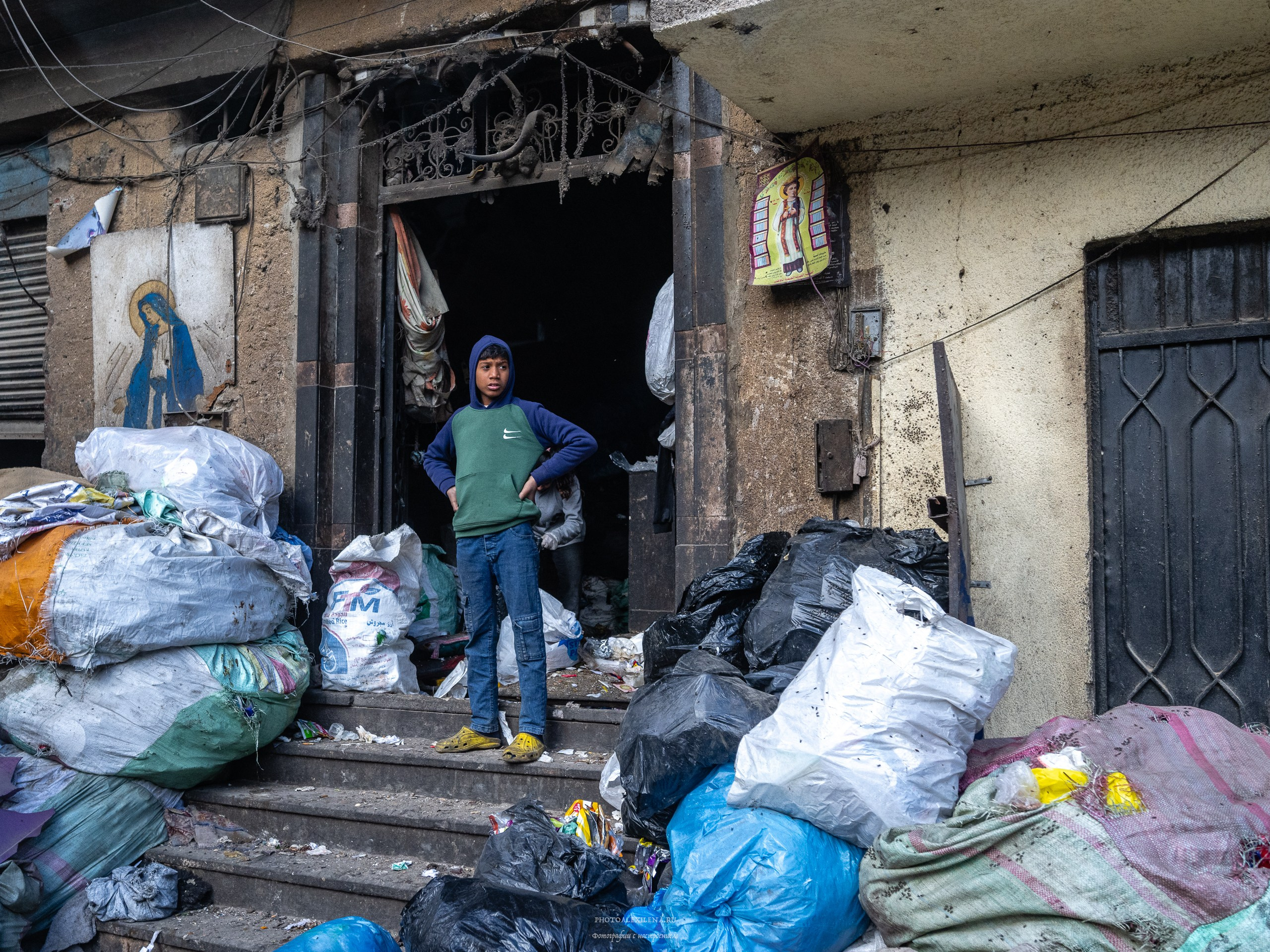 Пещерный монастырь и город мусорщиков. Авторские стильные фотокартины