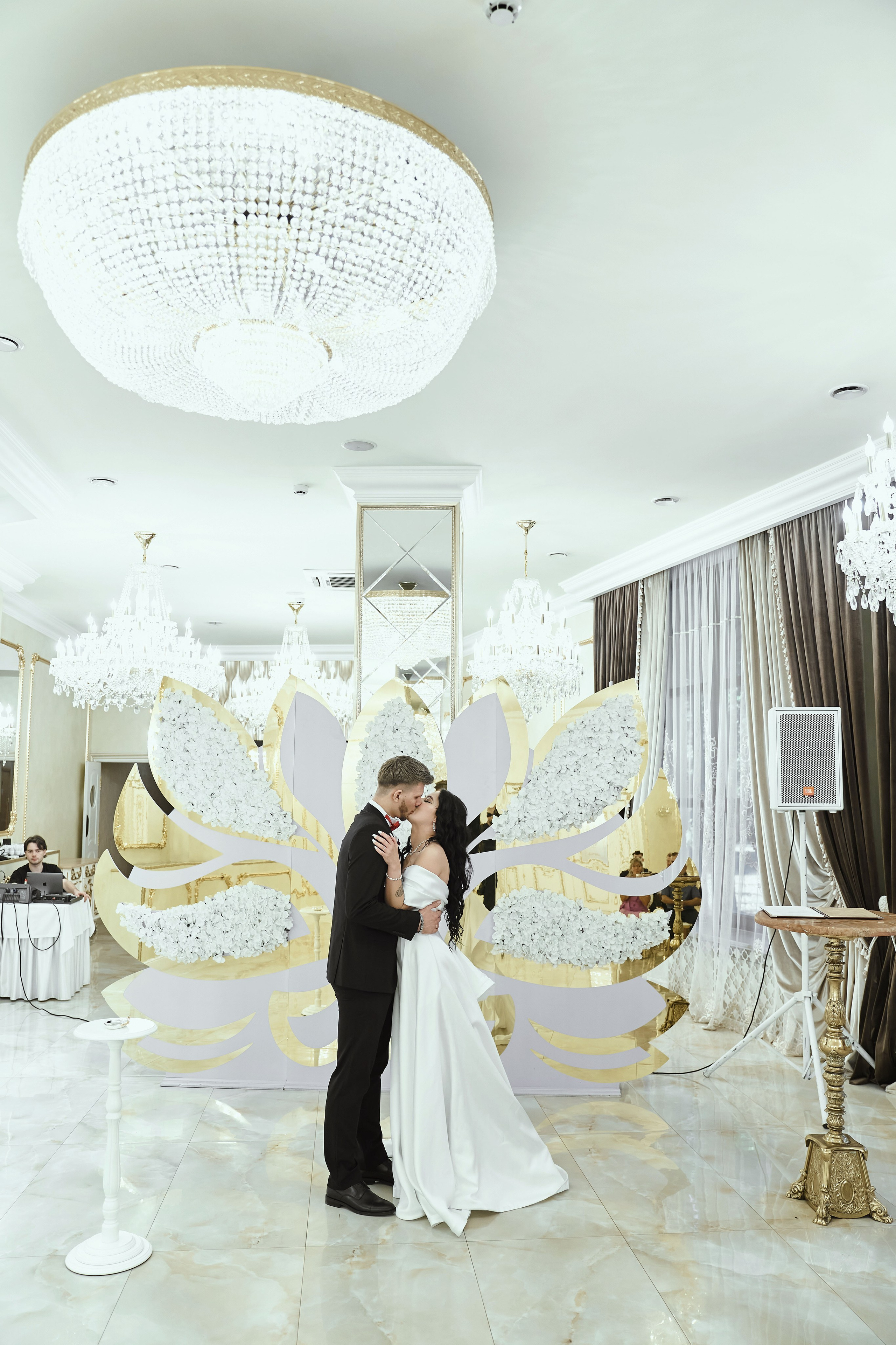 Свадебная фотосессия Дмитрия и Виты на Поклонной горе в парке Победы Москвы