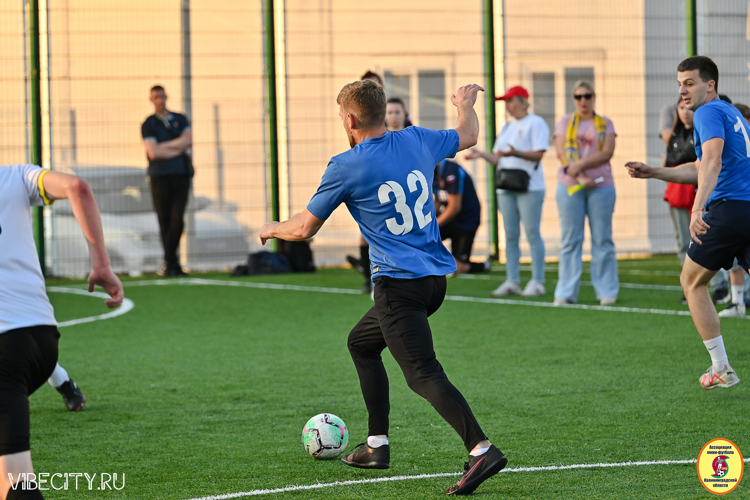 ИГРЫ МИНИ-ФУТБОЛЬНОЙ И КОРПОРАТИВНОЙ ЛИГИ. VIBECITY.RU Вайб Сити Ру Фоторепортажи Фотоотчеты Калининград
