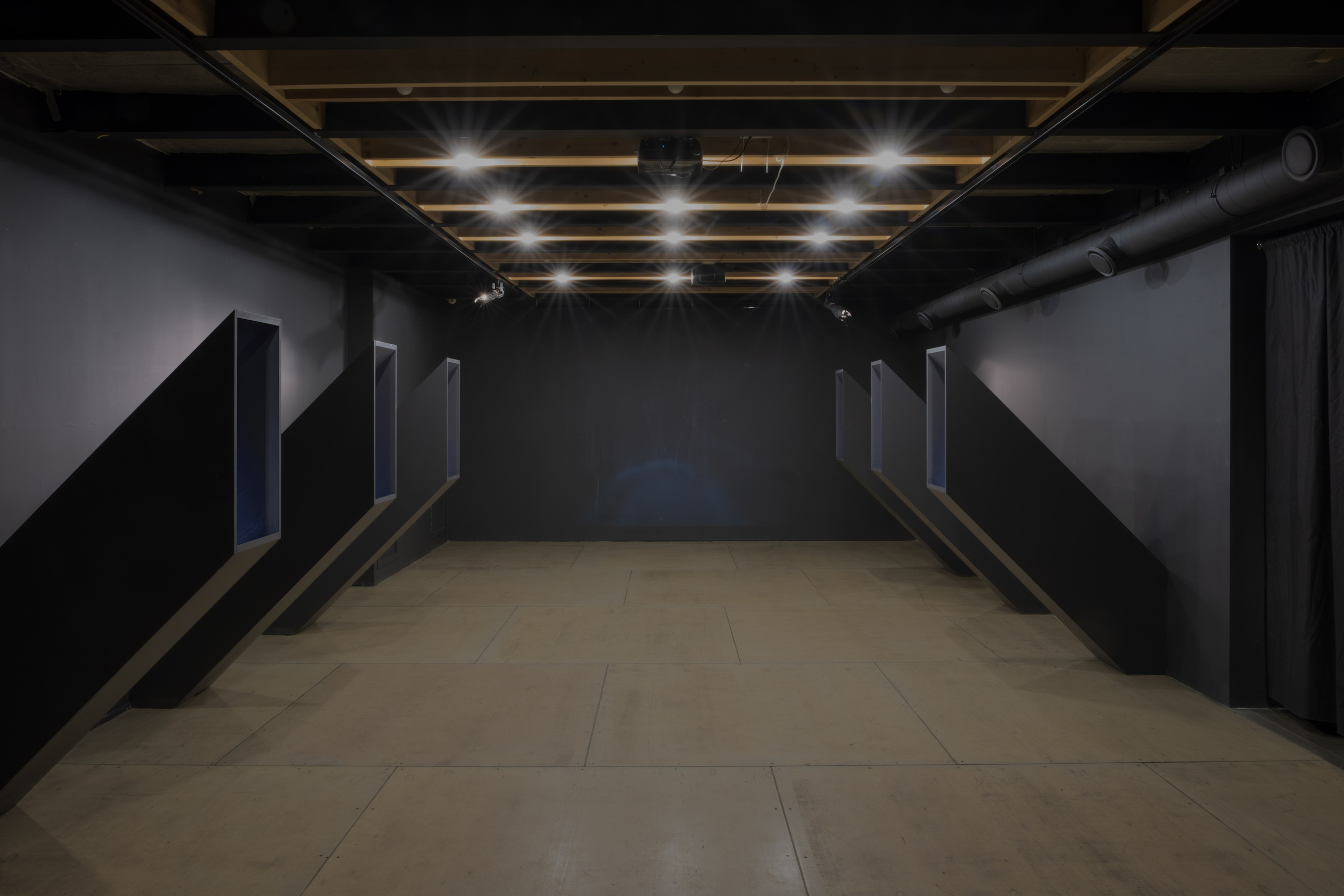 Нежные бабы. Что мне делать, чтобы земля оставалась на месте. Художественная группа «Нежные Бабы»