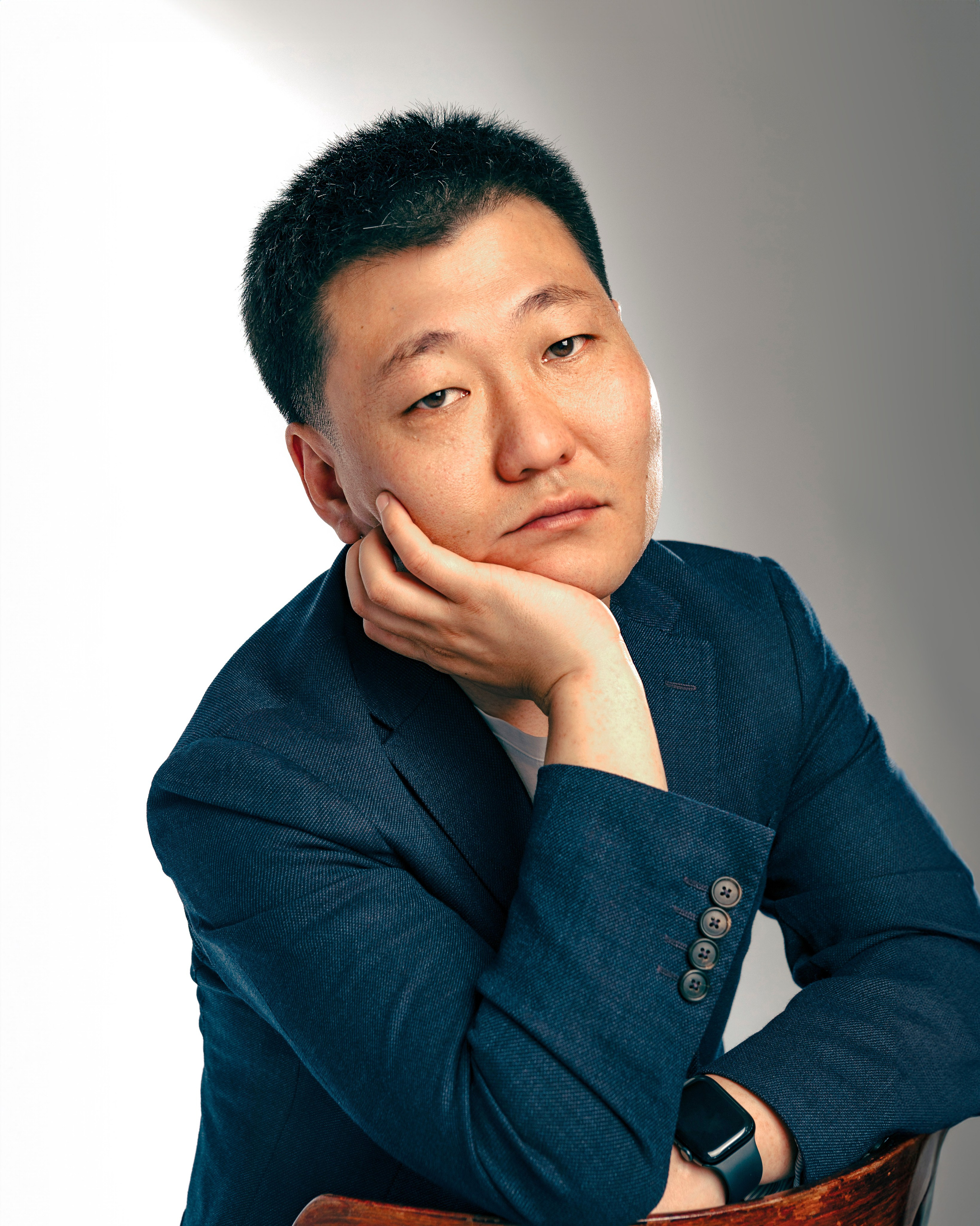 портрета мужчины азиата сидящий