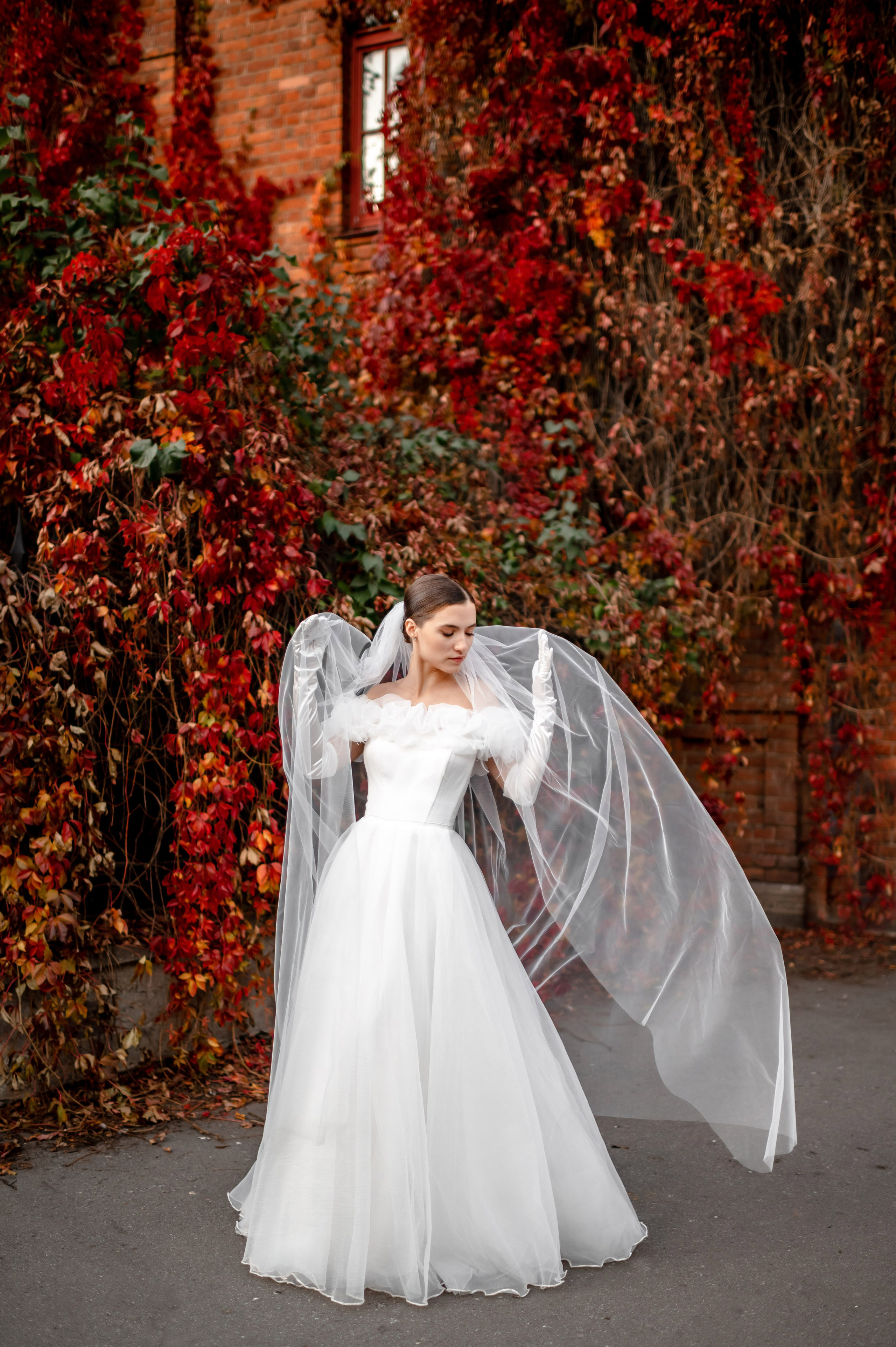 Осенняя великолепная свадебная прогулка жениха и невесты в октябре в Санкт-Петербурге в Михайловском парке и у Атлантов на Миллионной улице. Портретный, семейный и свадебный фотограф в Санкт-Петербурге и в Пушкине Ширяев Денис