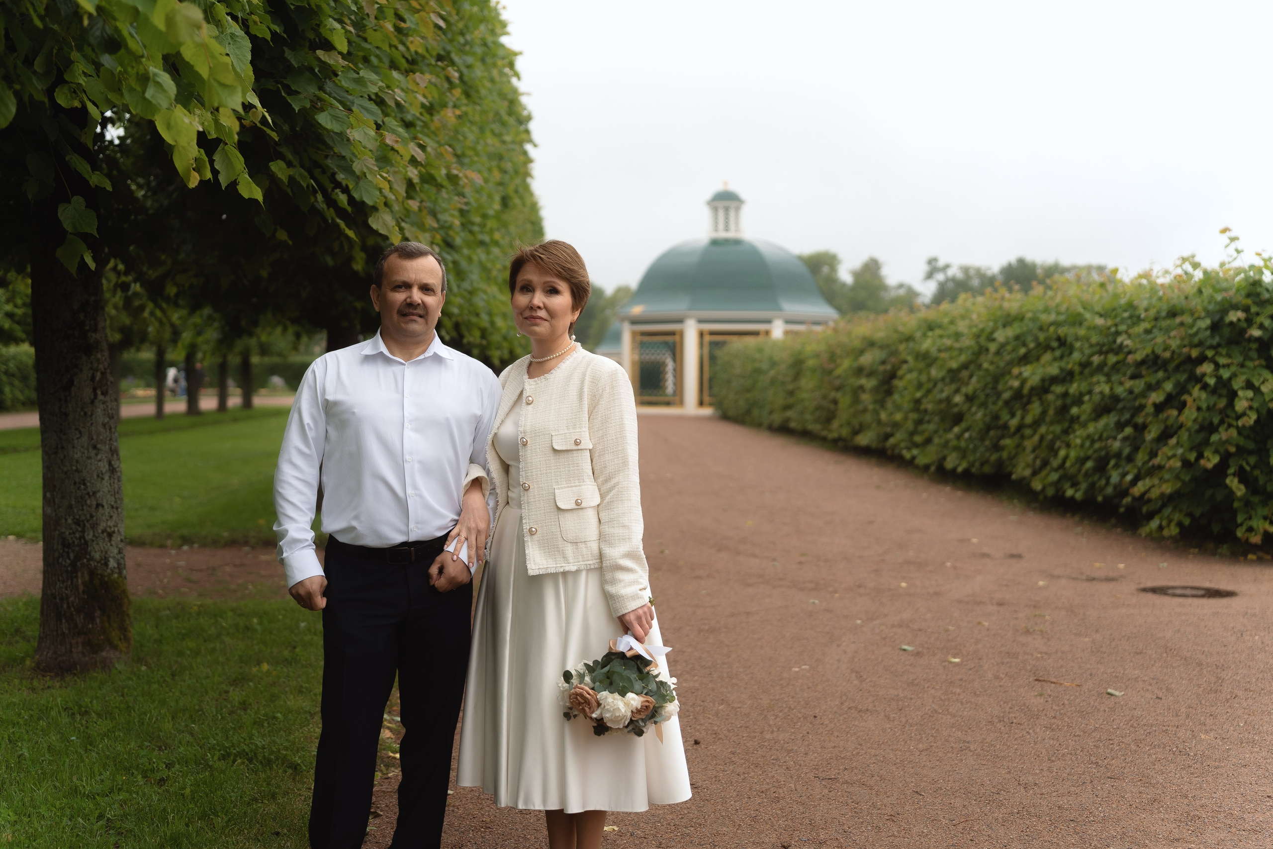 Пара гуляет в Петергофе после ЗАГСа