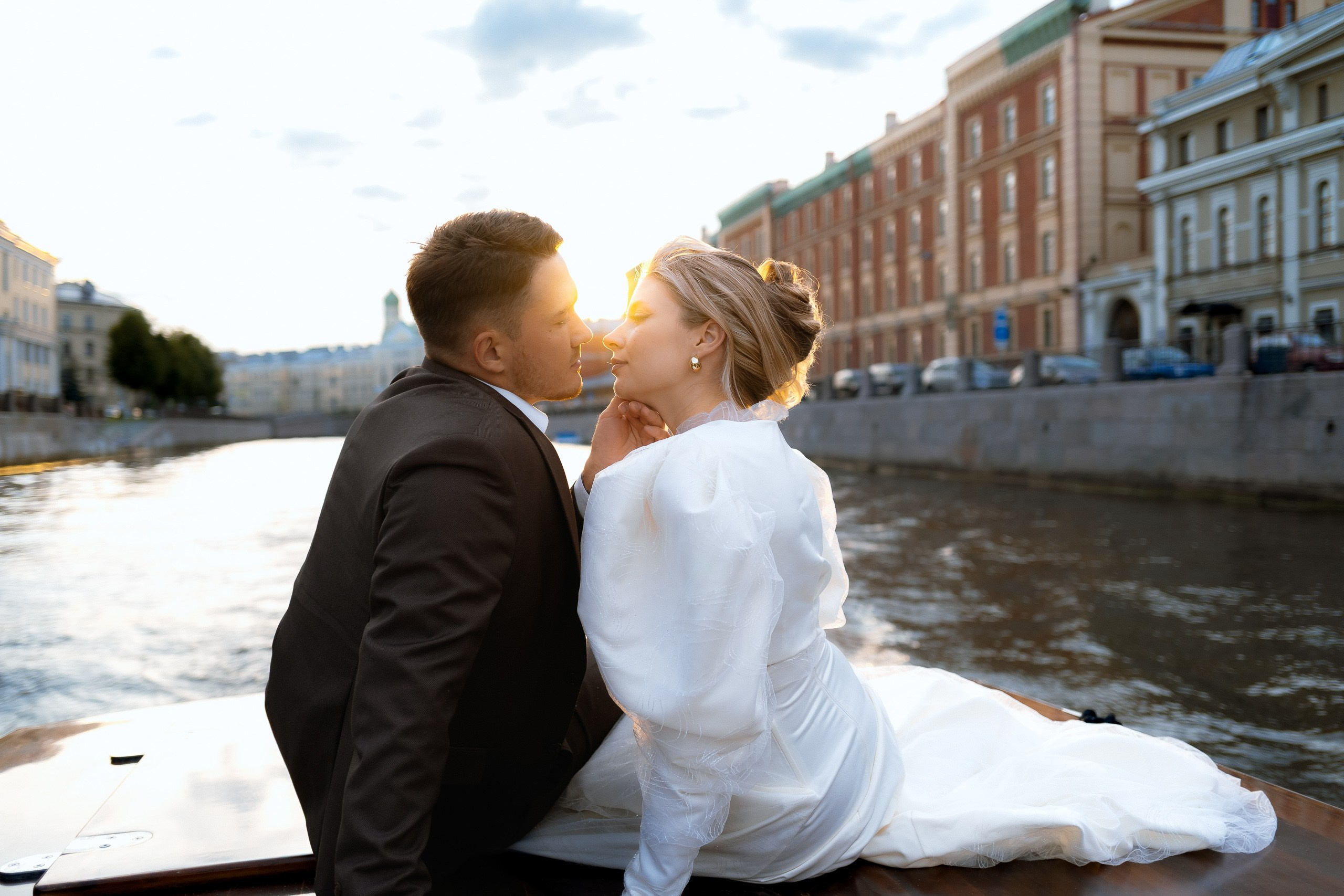 Алёна и Дима на закате — свадебный кадр у воды, на фоне набережной