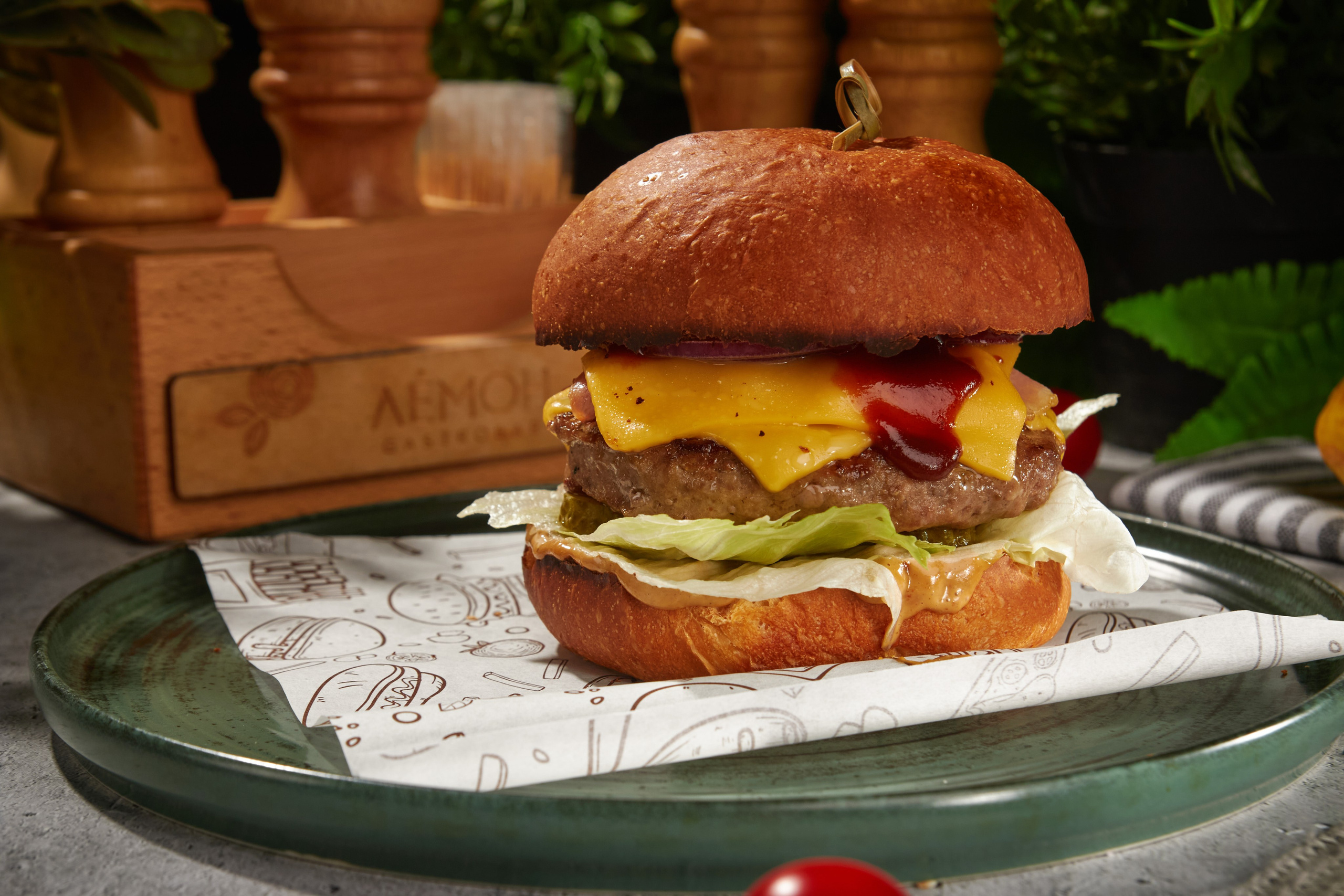 Бургер для меню гастробара Lemon, фуд-фотография, Саратов