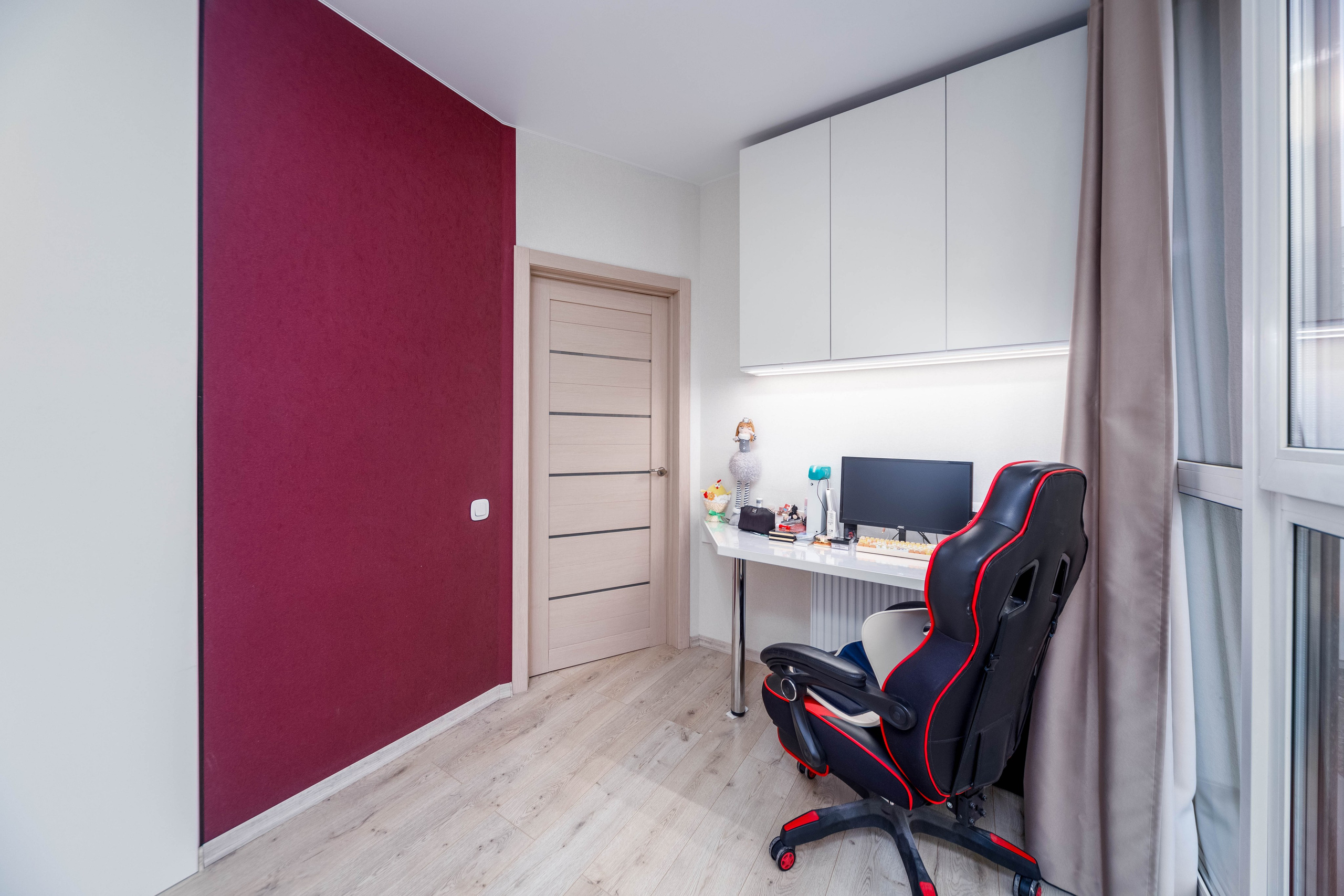 Фото интерьера рабочей зоны в спальне в трехкомнатной квартире в ЖК Minsk World