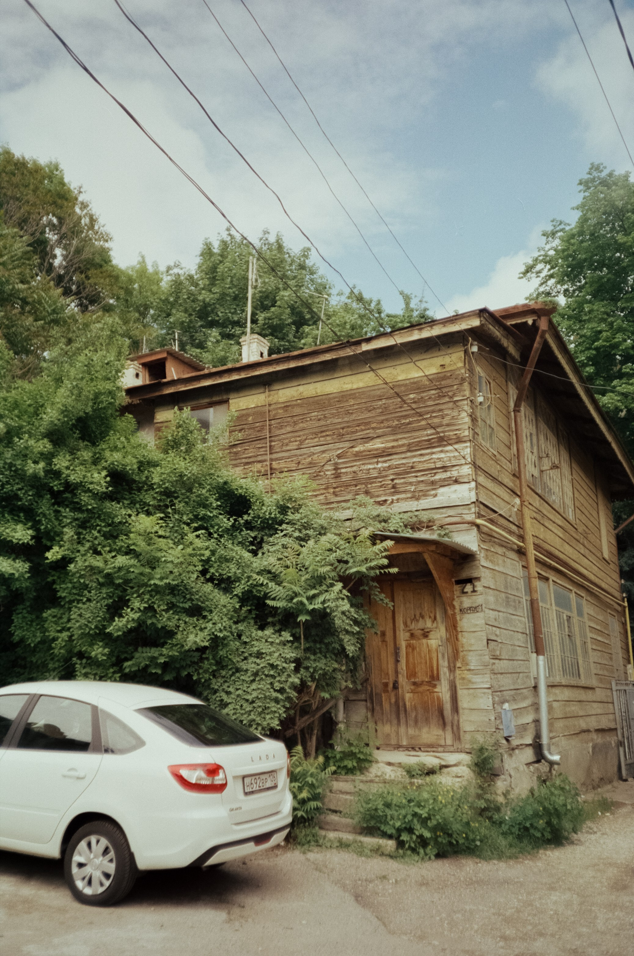 Стрит в Ессентуках. Дворики, дома и кот в окне. Фотограф-документалист Мария Осокина