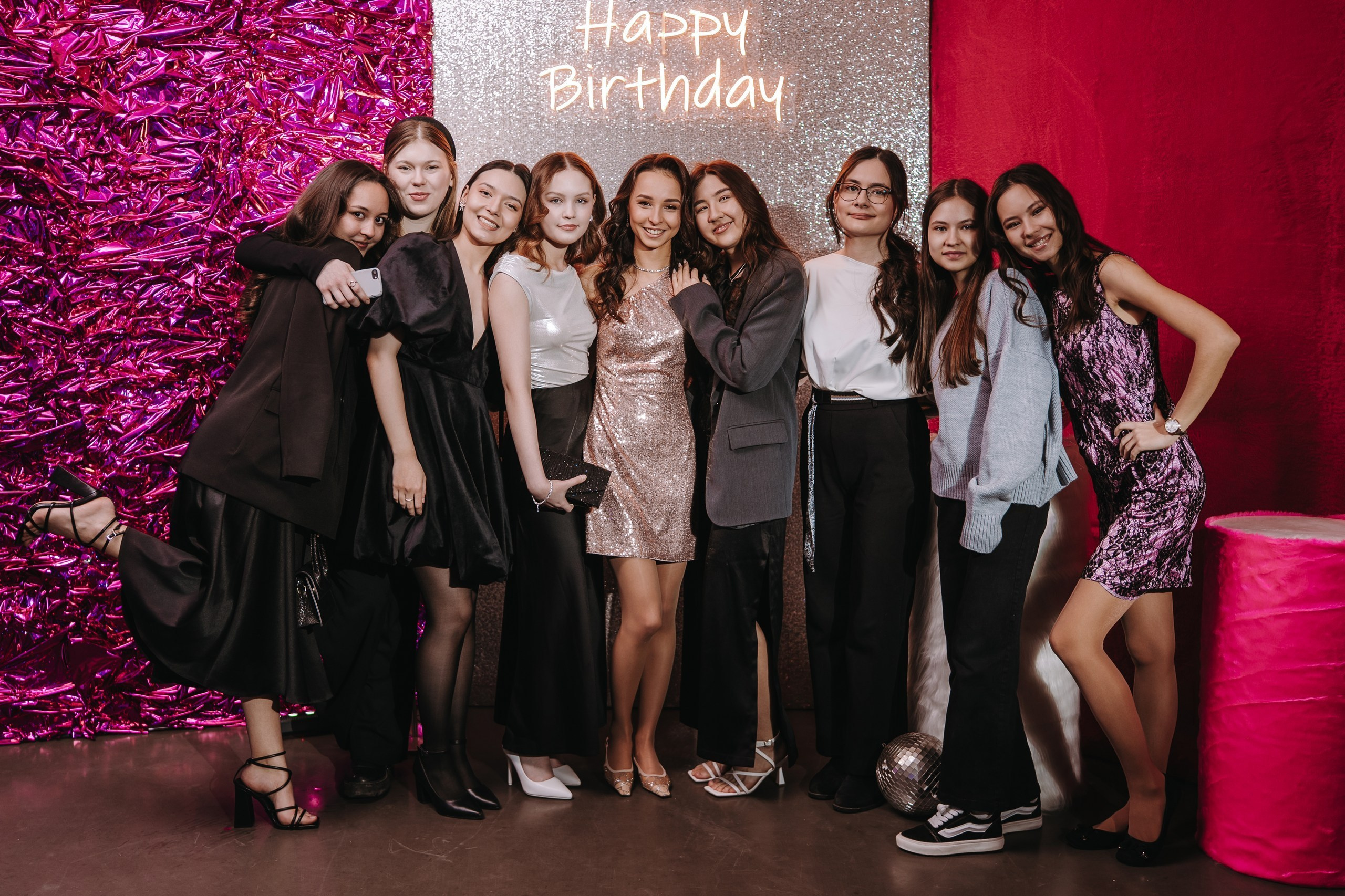 Фотозона на мероприятии — какая лучше и почему баннер почти всегда плохой вариант