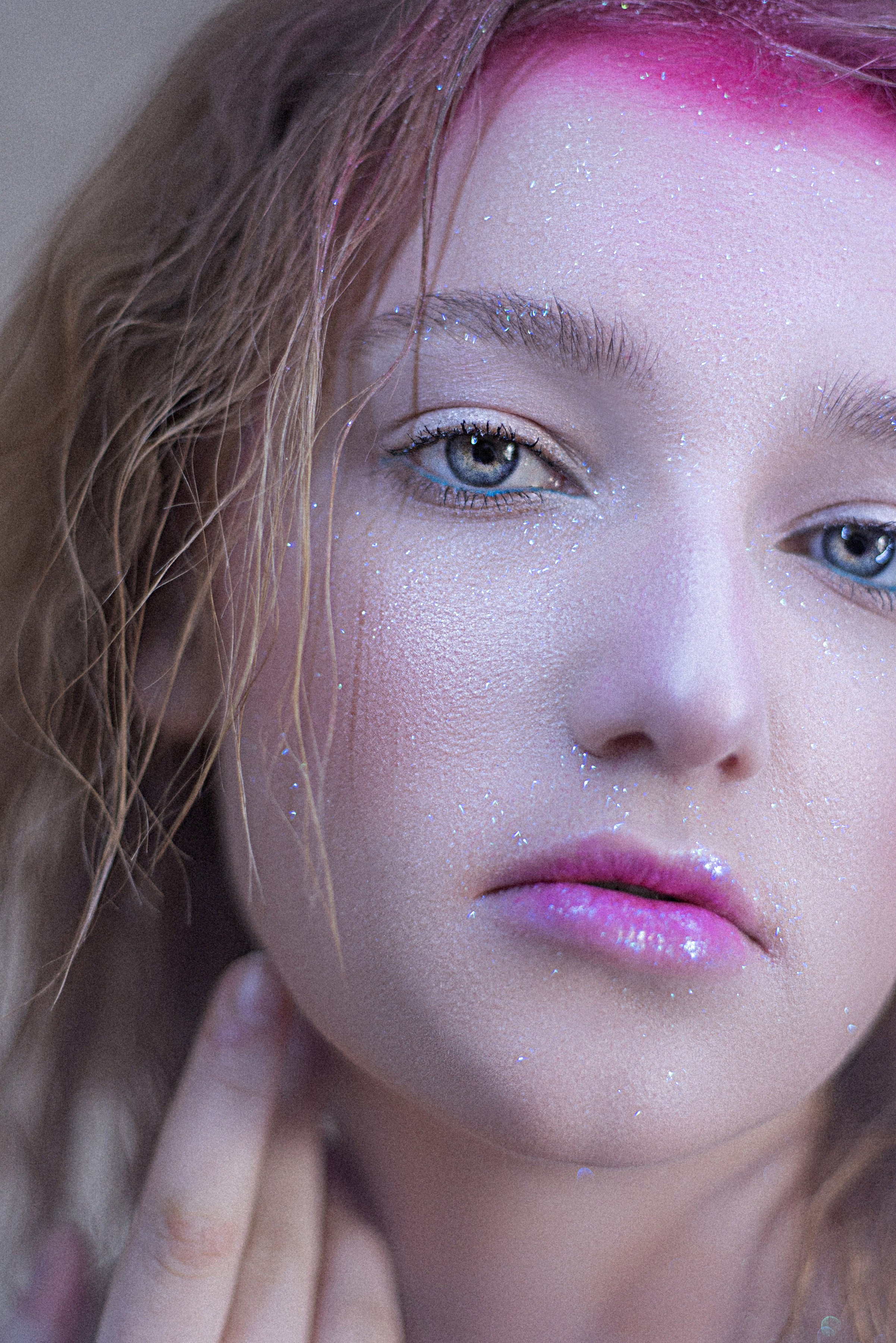 Макияж с блестками в розовых оттенках