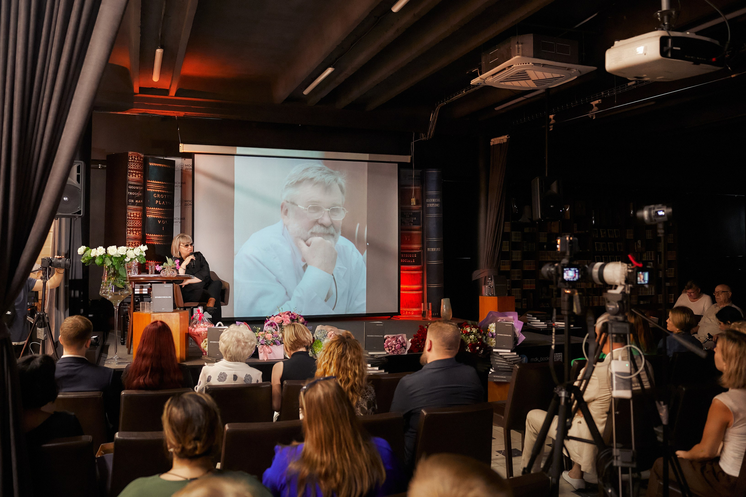 Презентация книги «Профессионалы» в Московском доме книги на Арбате. Александр Падежов — фотограф в Москве | Репортаж, бизнес, студия, свадьбы, семья