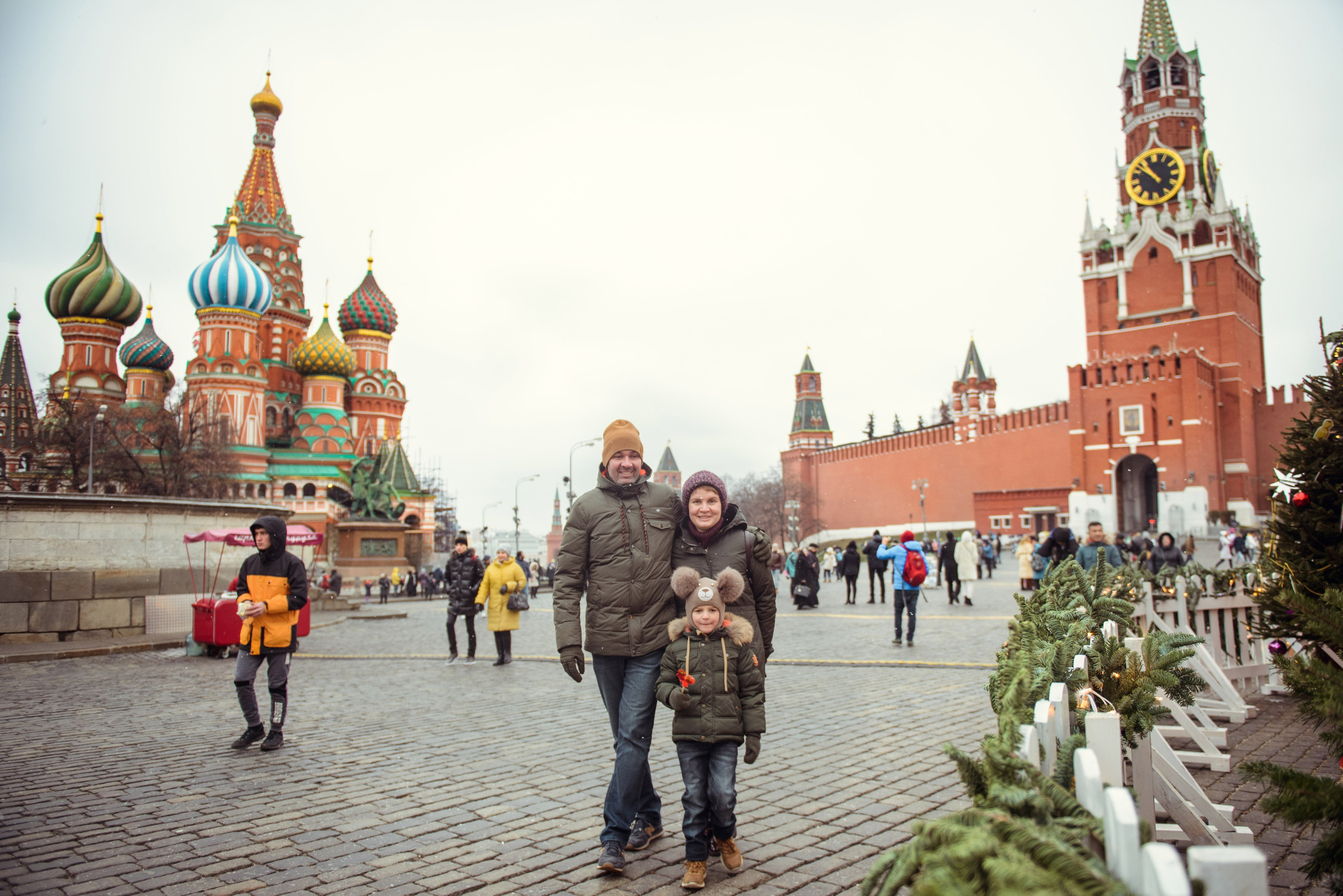 family photo shoot walking in the city. New Year Christmas photoshoot (Photographer in Edinburgh Elena Carruthers)