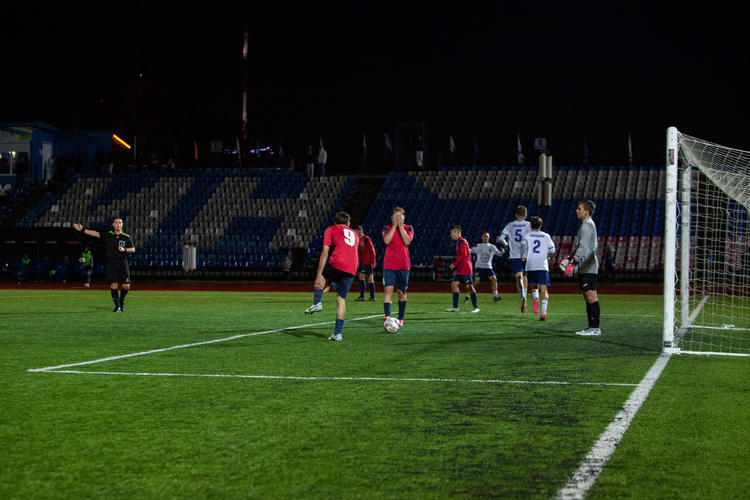 Матч юношеской футбольной лиги между командами СШ «Сахалин» и «СШОР № 1» (Комсомольск-на-Амуре) (U-18). Кутузов Евгений Фотограф в Южно-Сахалинске