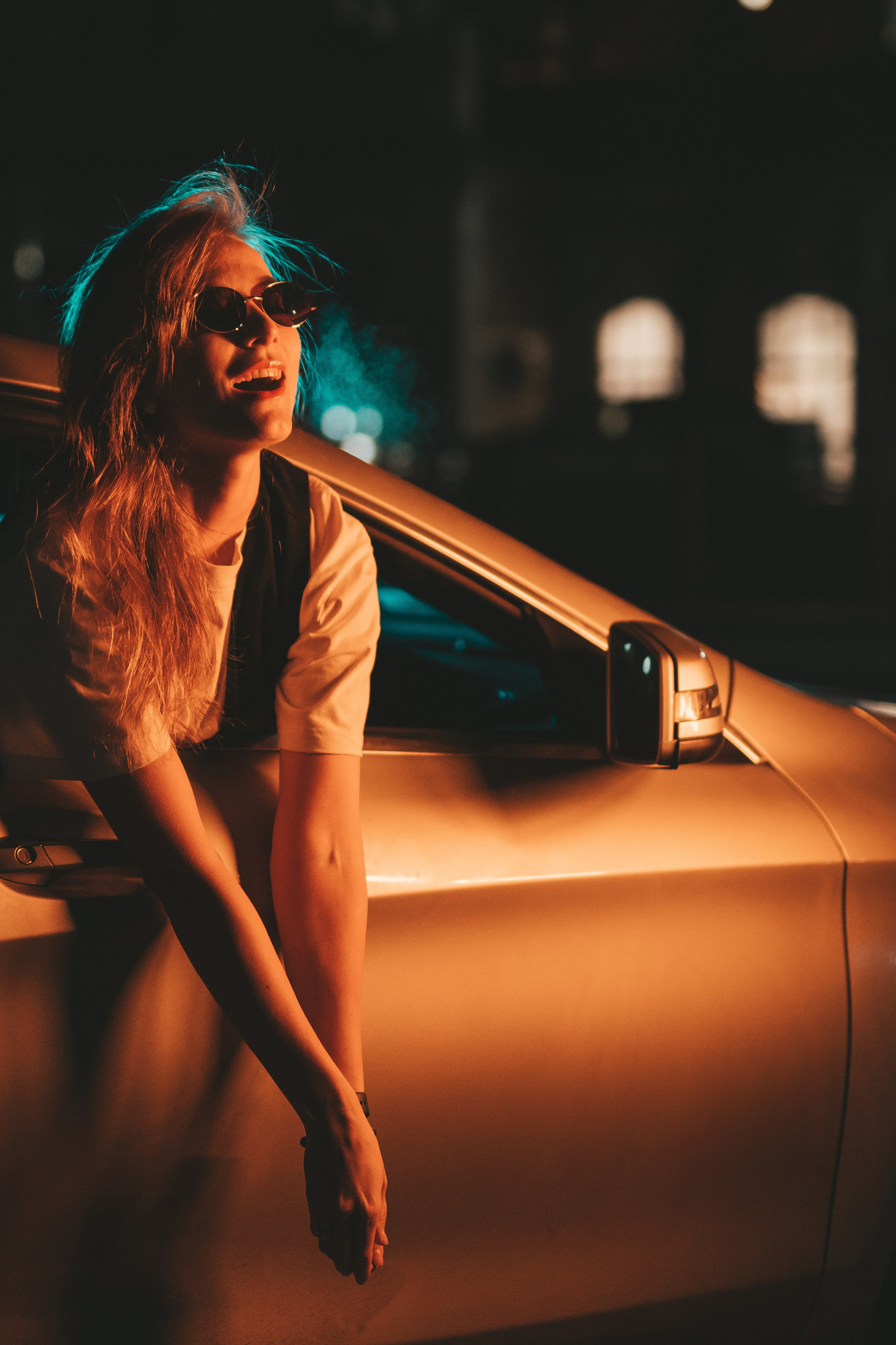 девушка вылезла из окна машины, контровой свет