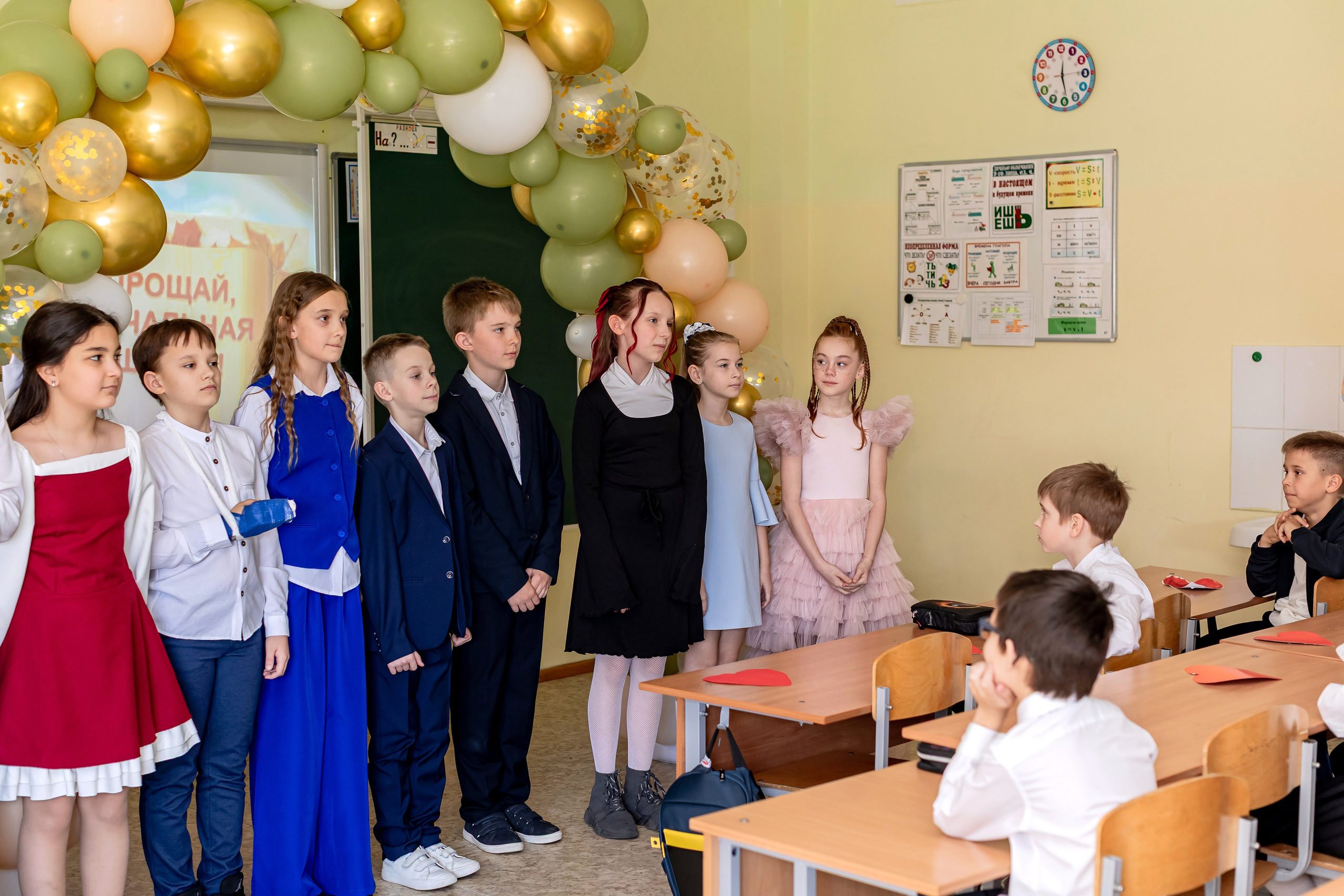 Выпускной в начальной школе в классе. Фотограф и видеограф Москва. Свадебный фотограф, видеограф. Выпускные альбомы. Оживающие альбомы