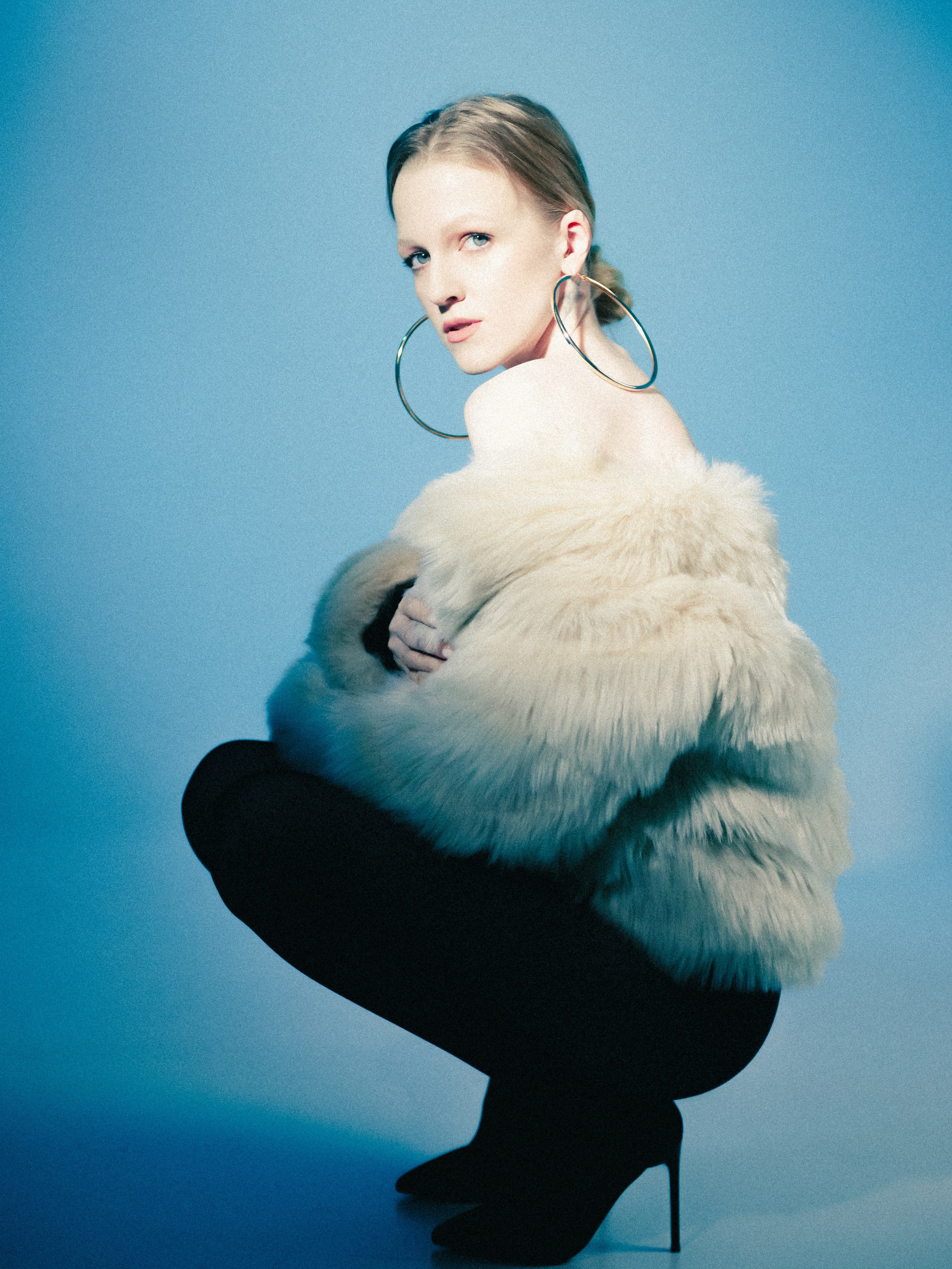 Стильный женский портрет у окна — естественный свет, фотограф Яна Иванова