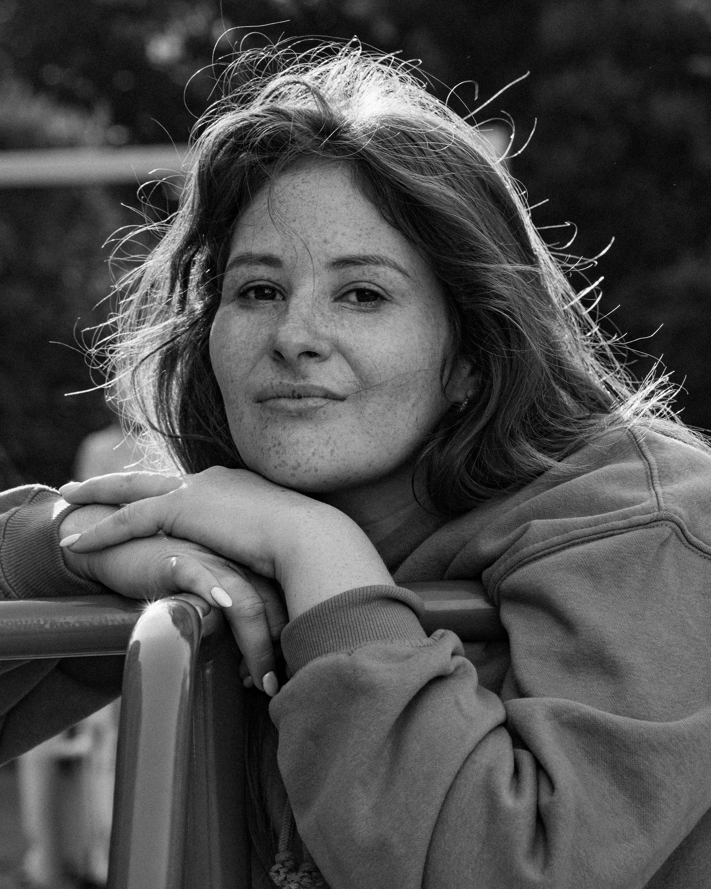 Чёрно-белый женский портрет на улице, фотограф Василий Пиндюрин.