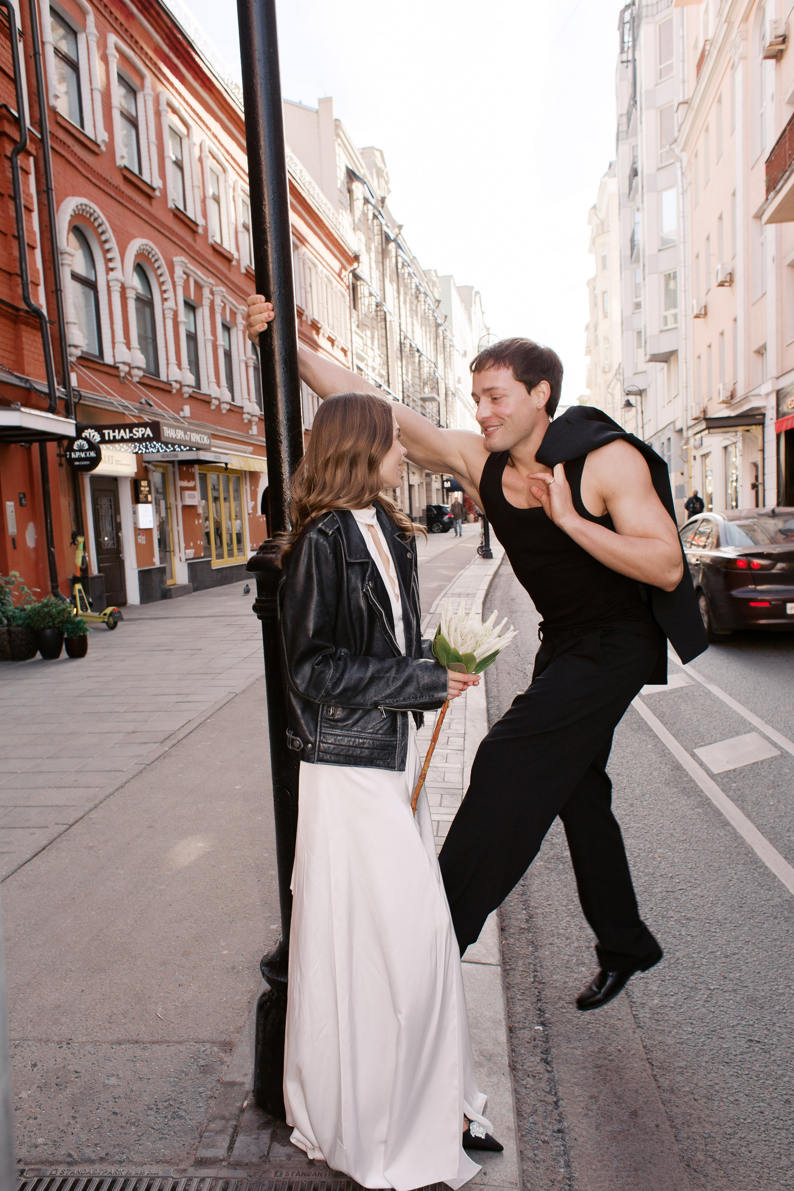 Свадебная прогулка по Патриаршим Прудам, свадебный фотограф Москва