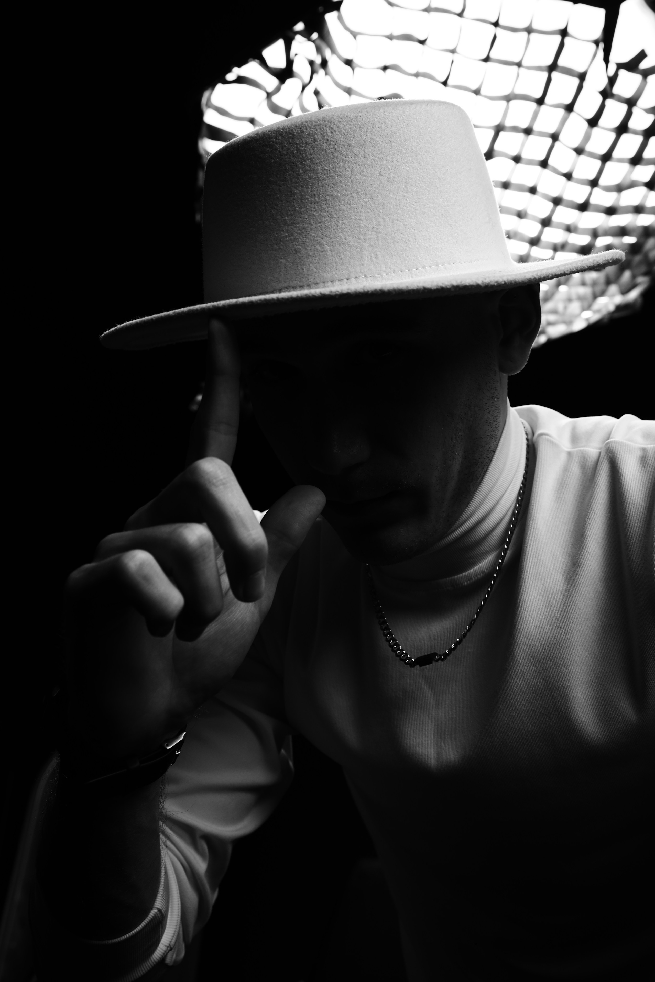 The White hat Alex. Профессиональный фотограф в Воронеже Владислав Крылов