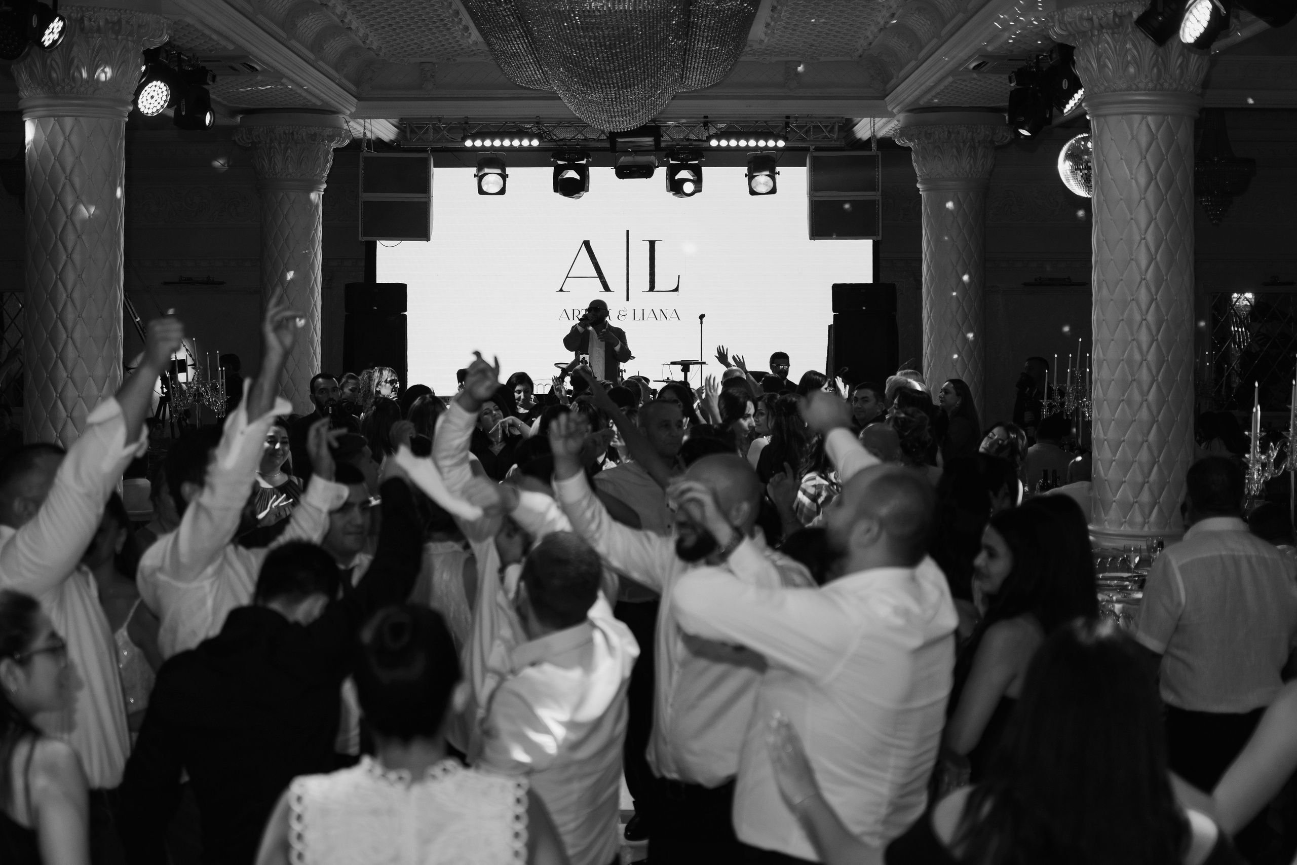 Сватовство в Краснодаре от лучших свадебных фотографов и операторов ТВИНС СТУДИО. ТВИНС СТУДИО — лучшие свадебные фотографы и видеографы в Краснодаре