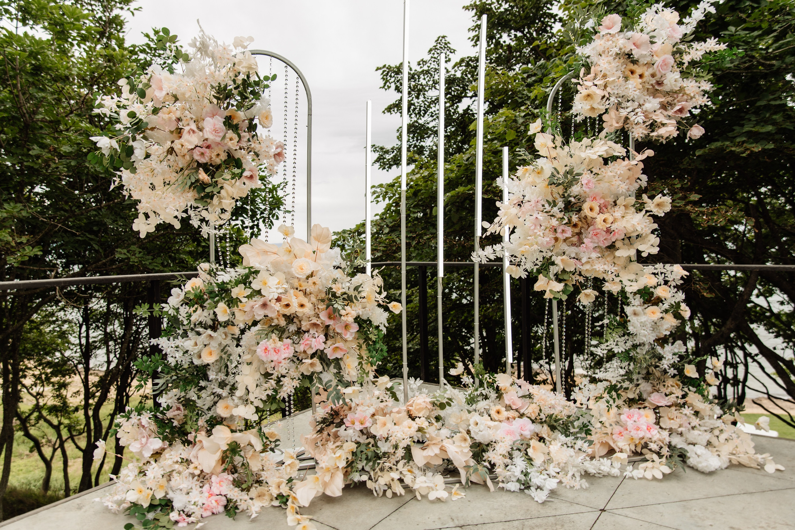 Я создаю профессиональные фотографии, которые сохраняют эмоции, детали и атмосферу вашего праздника. Свадебный фотограф во Владивостоке