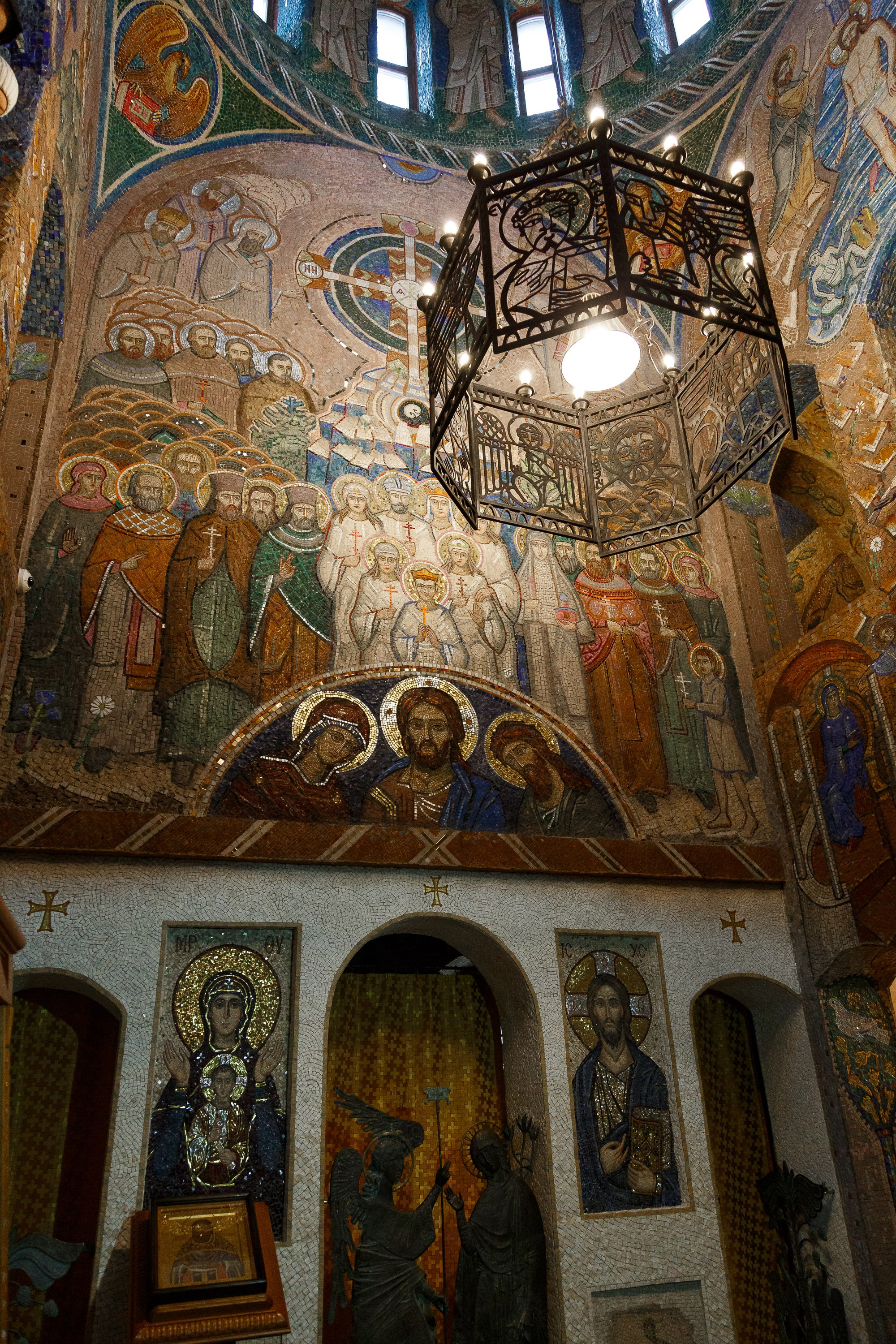 храм Владимира Священномученика и Новомучеников и Исповедников Российских в Петровском храме