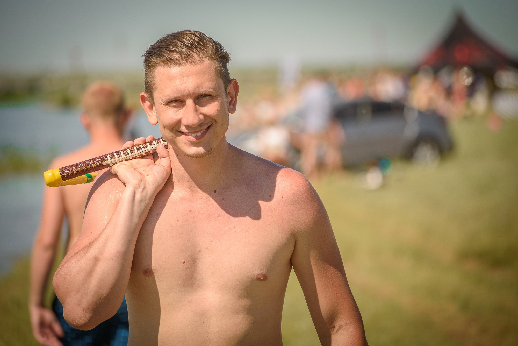 Виндсёрфер улыбается глядя в камеру