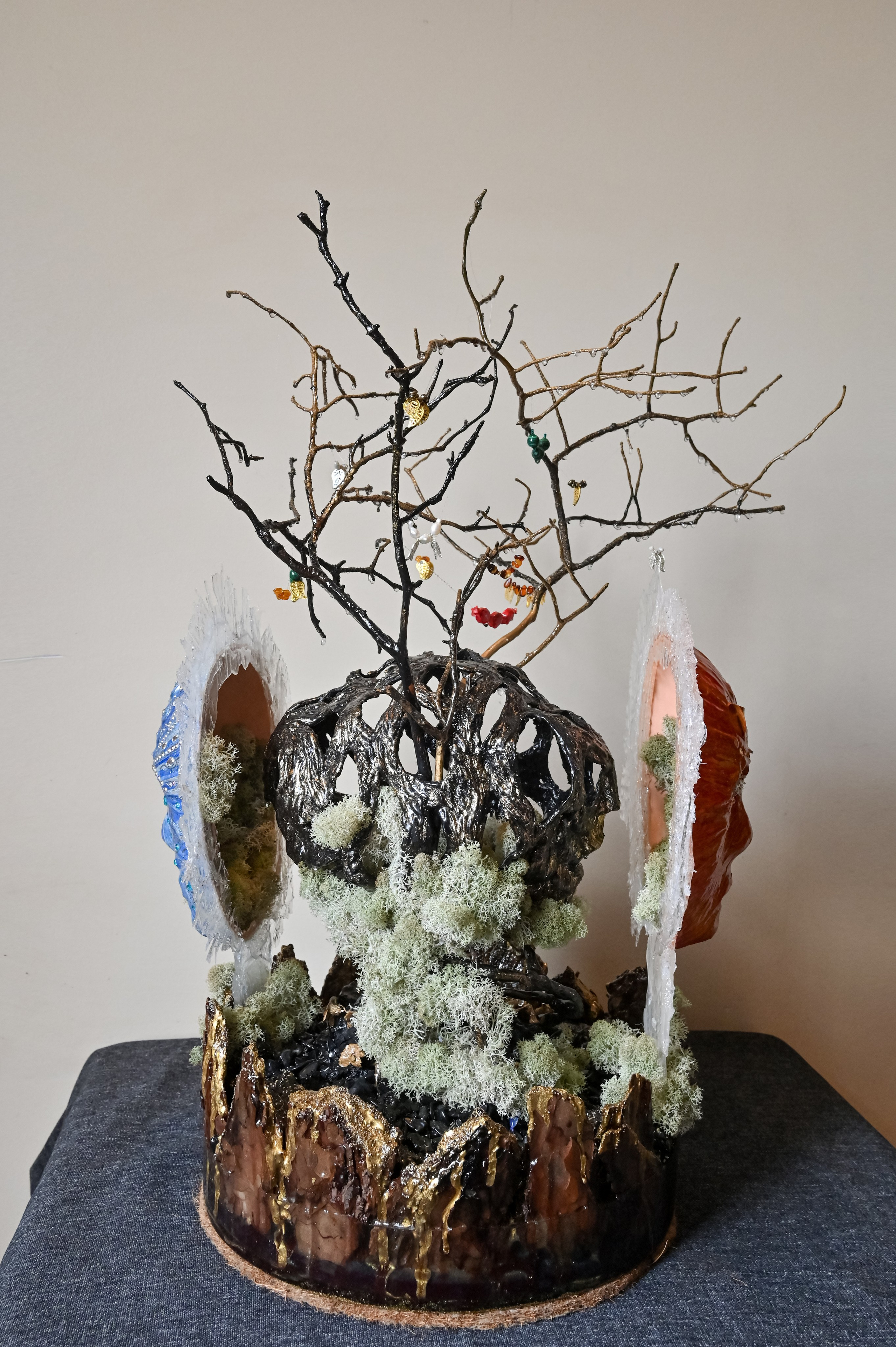 2025г. Размер : 50 см на 70 см, вес 8,65 кг. Материалы - деревянная глина, поталь золото, текстурная декоративная паста, сосновая кора, сосновые ветви, ягель стабилизированный, уголь, галька, пористые декоративные камни, эпоксидная смола. На ветвях натуральный речной жемчуг, бусины из мурманского стекла, бусины из янтаря, коралла, гематит, малахит. Маски также изготовлены вручную. Цена по запросу