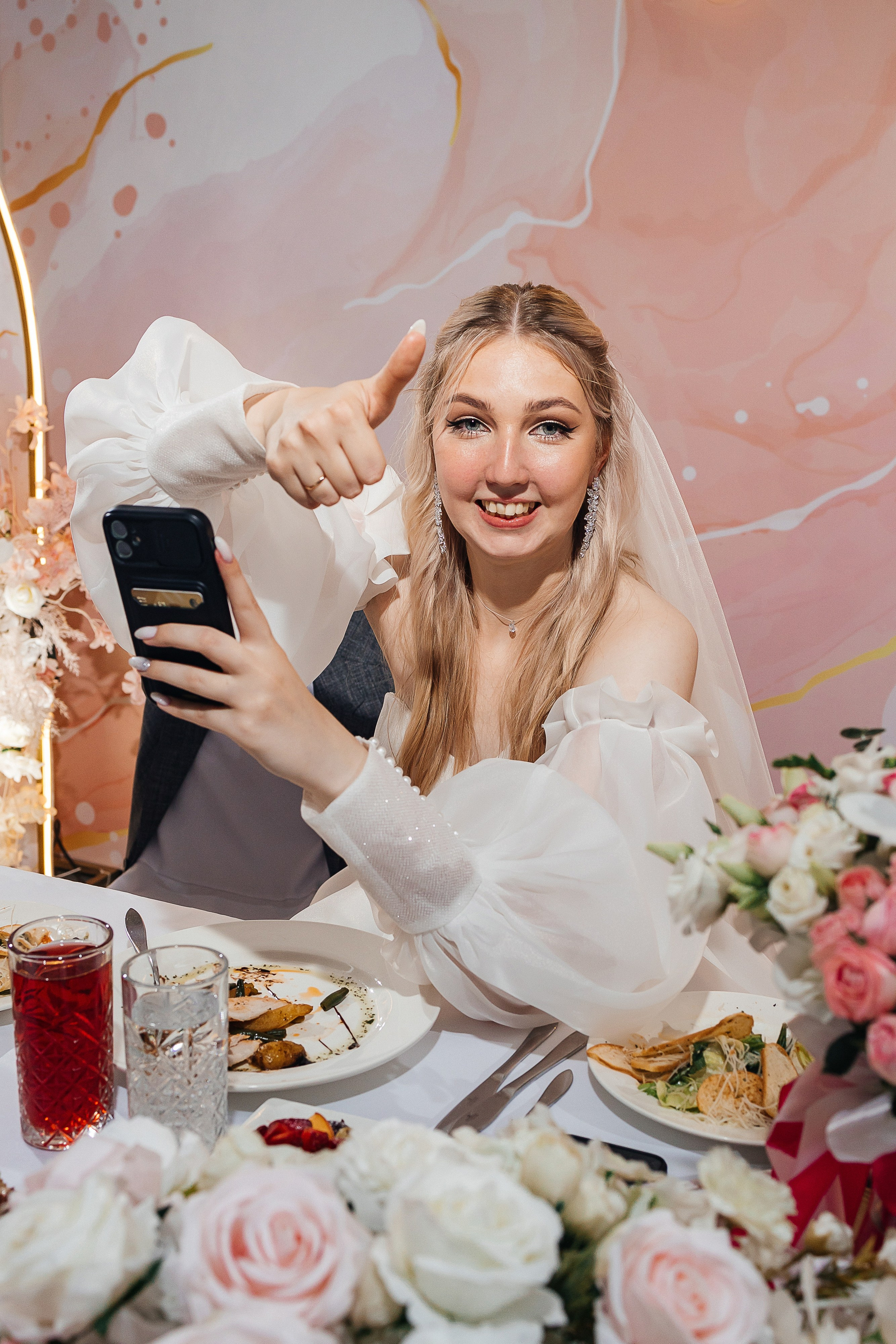 Чувственная первая встреча пары в отеле. Олег Сверчков | Свадебный фотограф Вологда