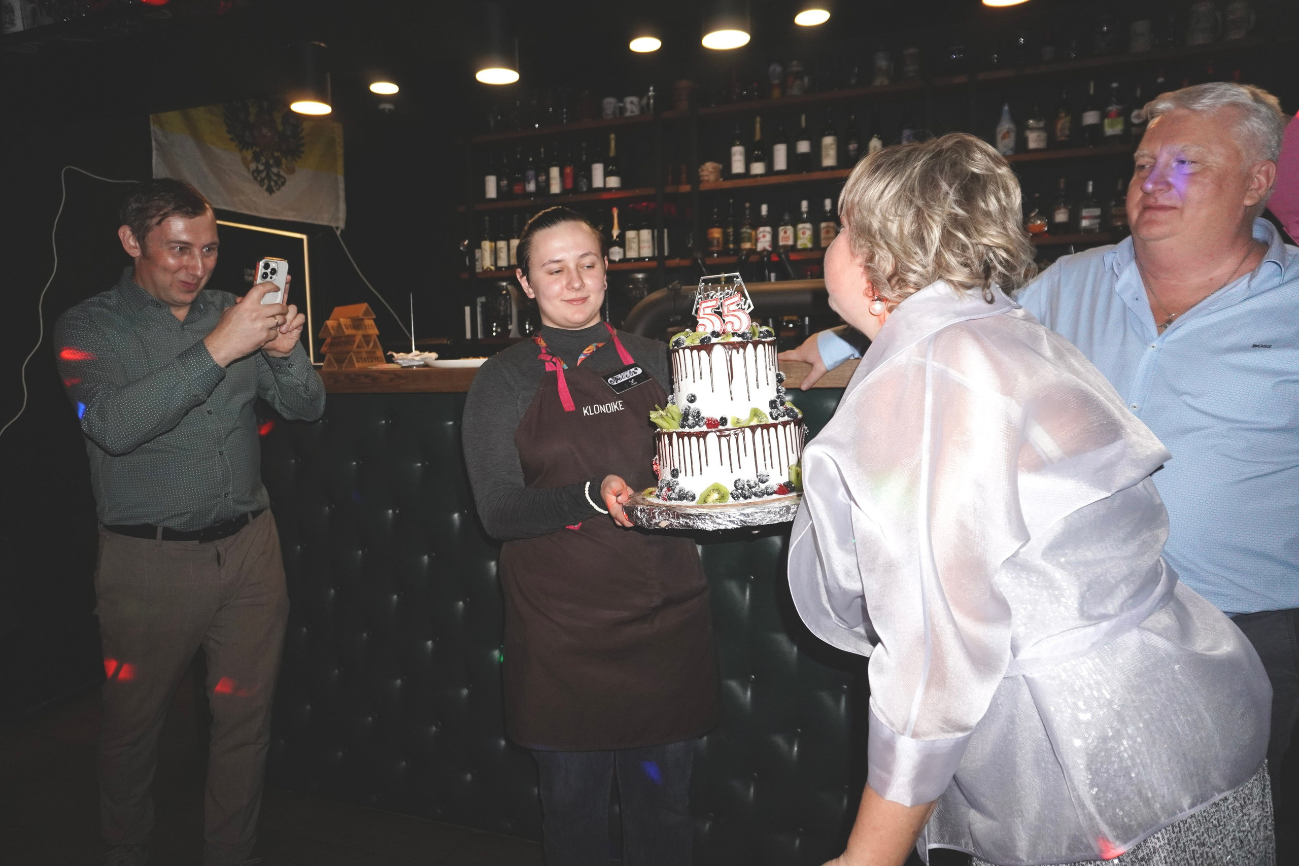 Съемка на день рождения Елены в окружении друзей и родных. Репортажный и портретный фотограф Татьяна Одинцова