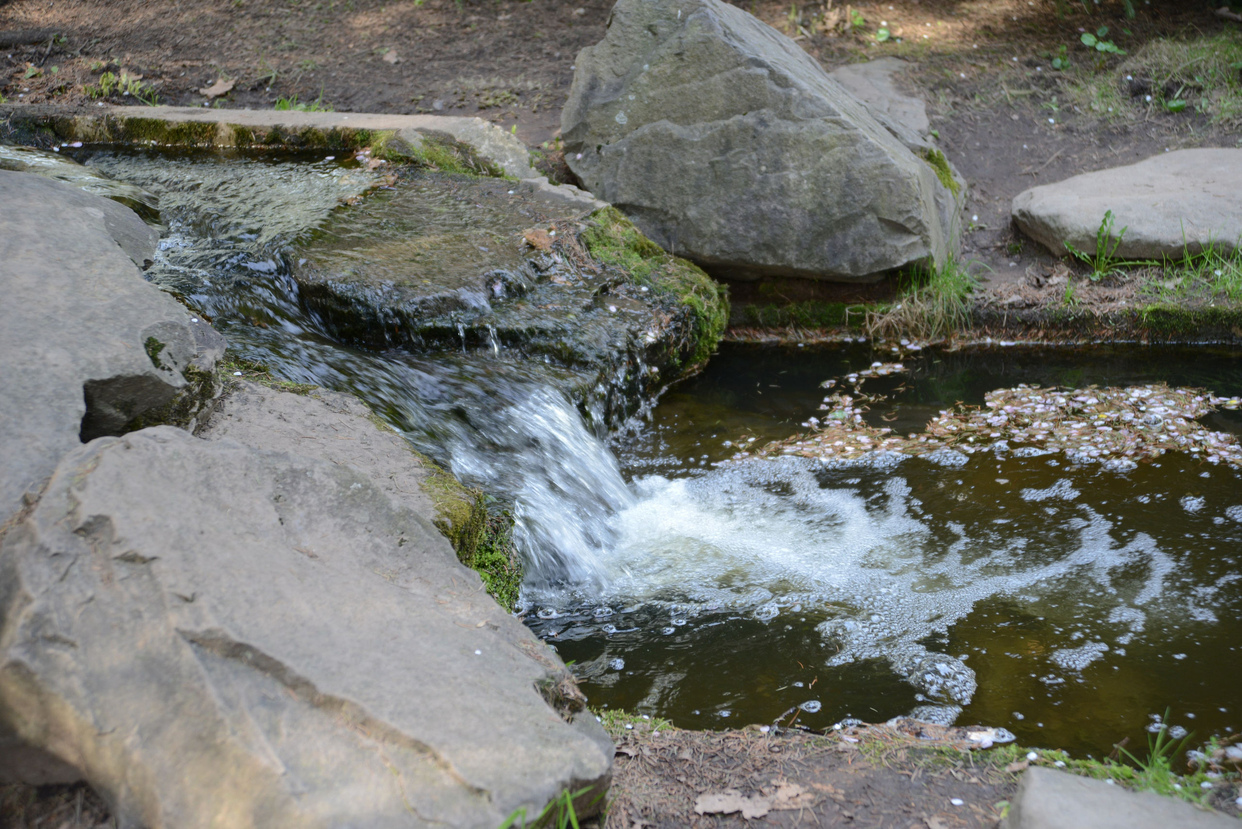 Весеннее фото, ручей и камни весной.