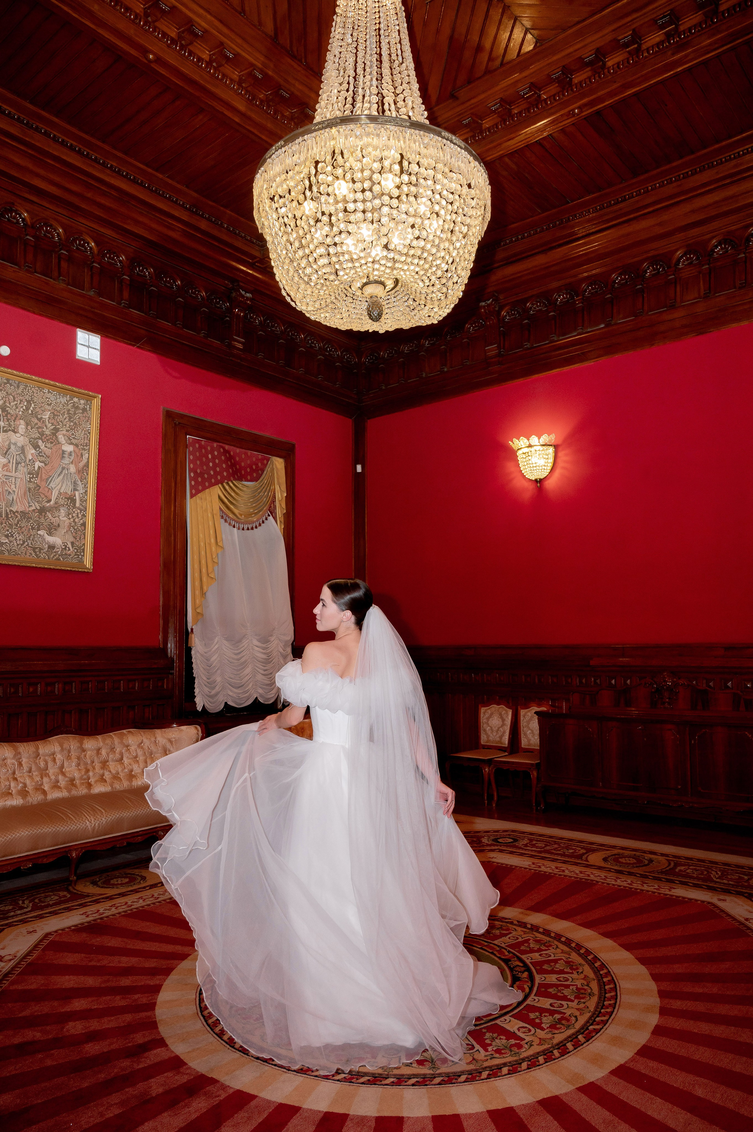 Осенняя великолепная свадебная прогулка жениха и невесты в октябре в Санкт-Петербурге в Михайловском парке и у Атлантов на Миллионной улице. Портретный, семейный и свадебный фотограф в Санкт-Петербурге и в Пушкине Ширяев Денис