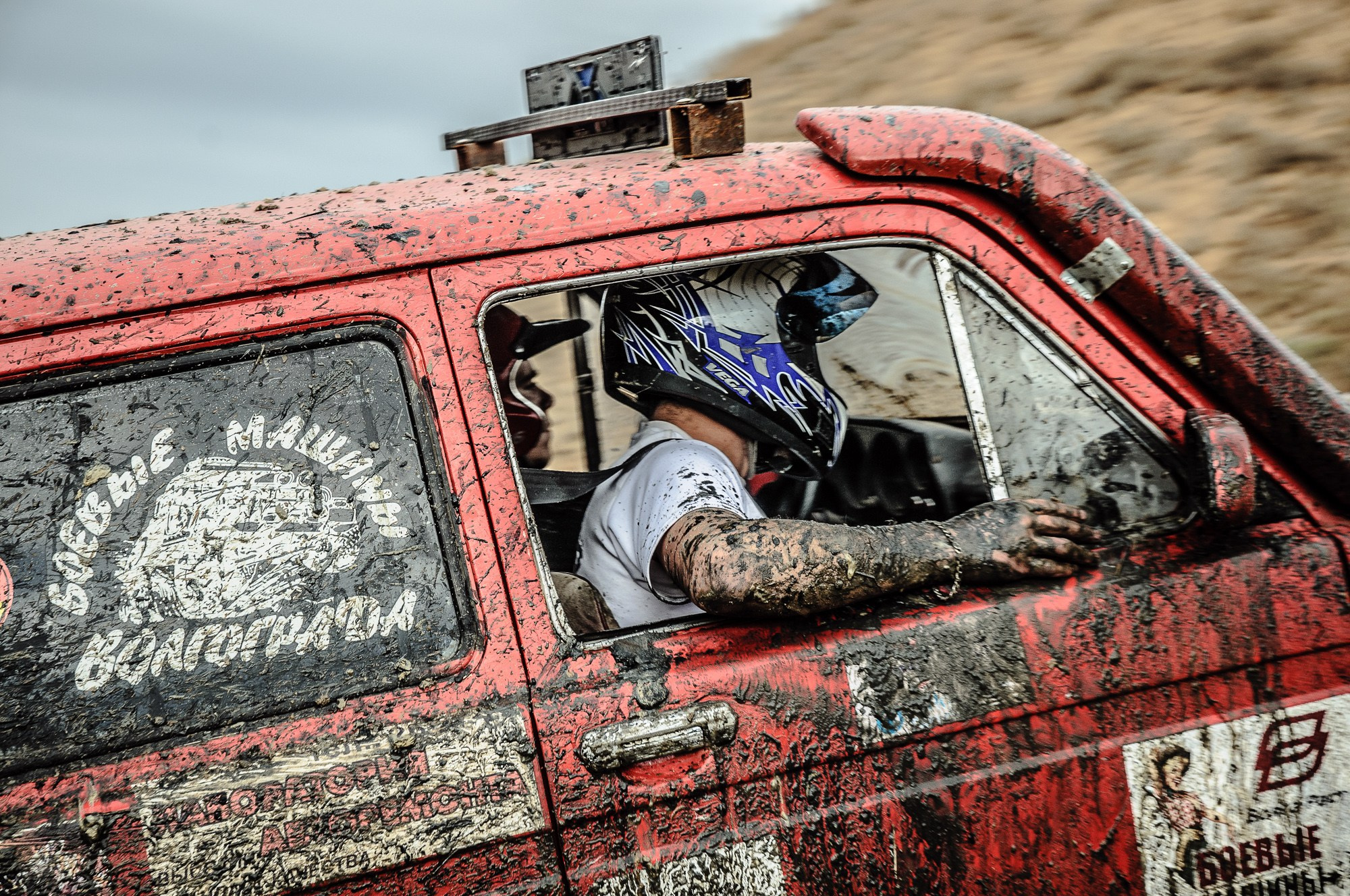 Грязный бок автомобиля и штурман