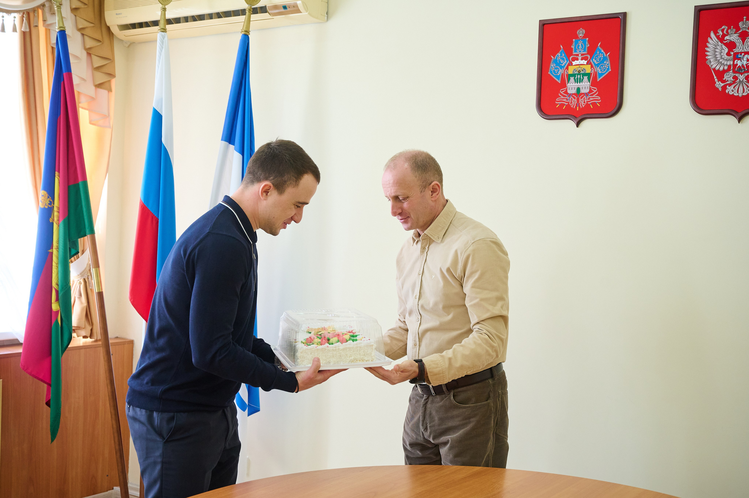 Поздравления девочкам Кабардинки от Главы округа Кялова Г.Е. Жизнь курорта Кабардинка в фотографиях