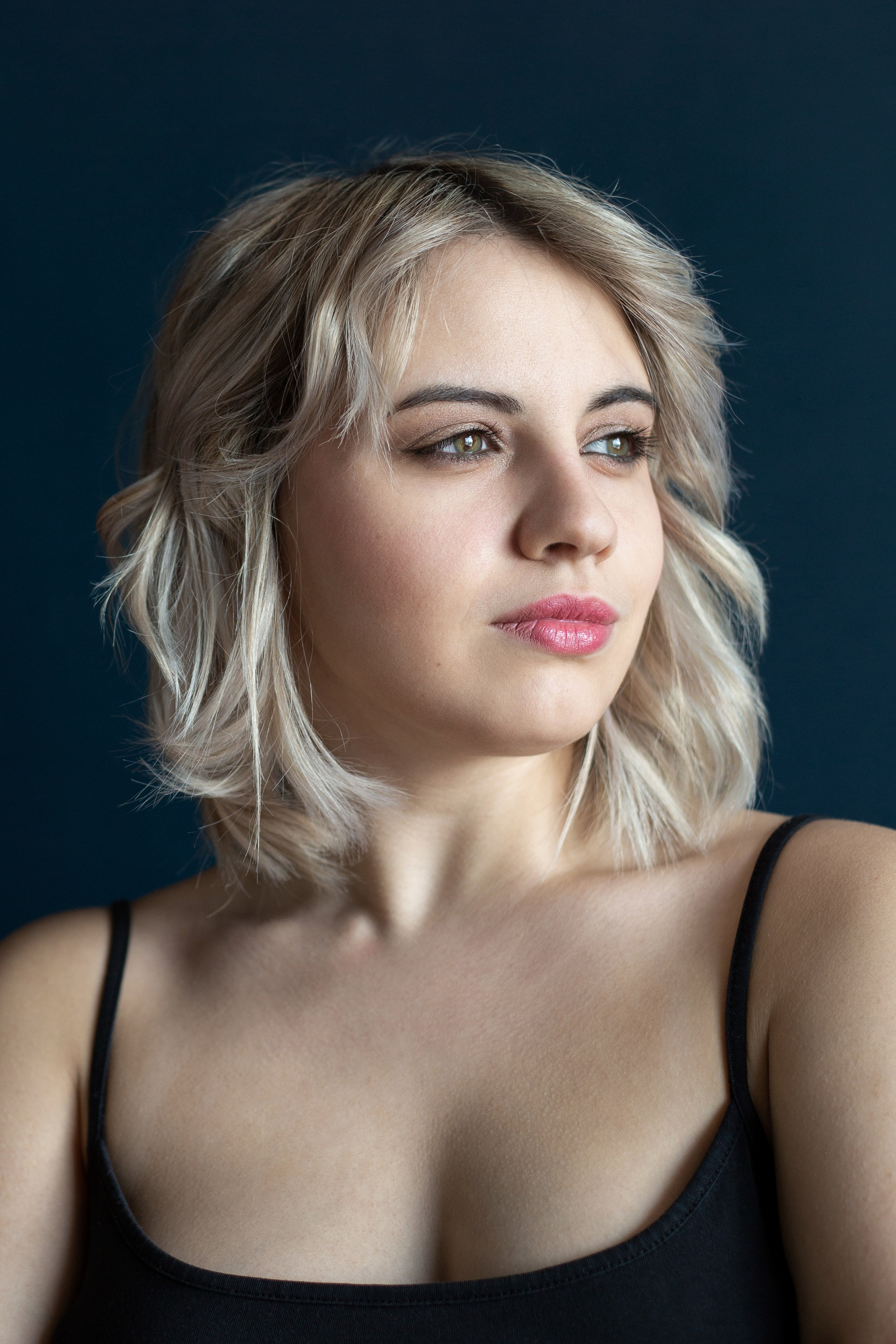 Вика в тёмном зале. Фотограф в Новосибирске Краснова Евгения