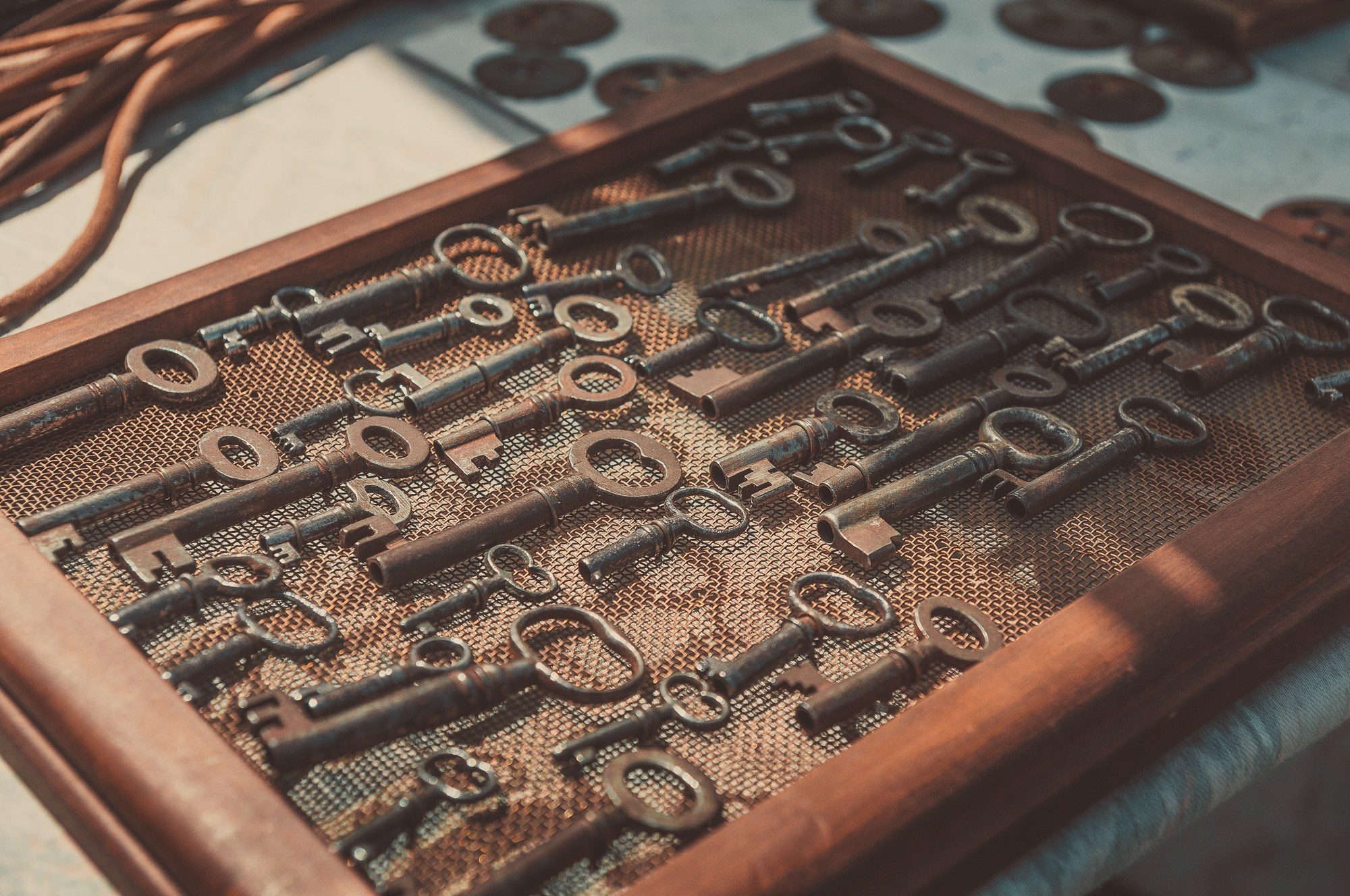 Множество старых ржавых ключей лежат на поддоне