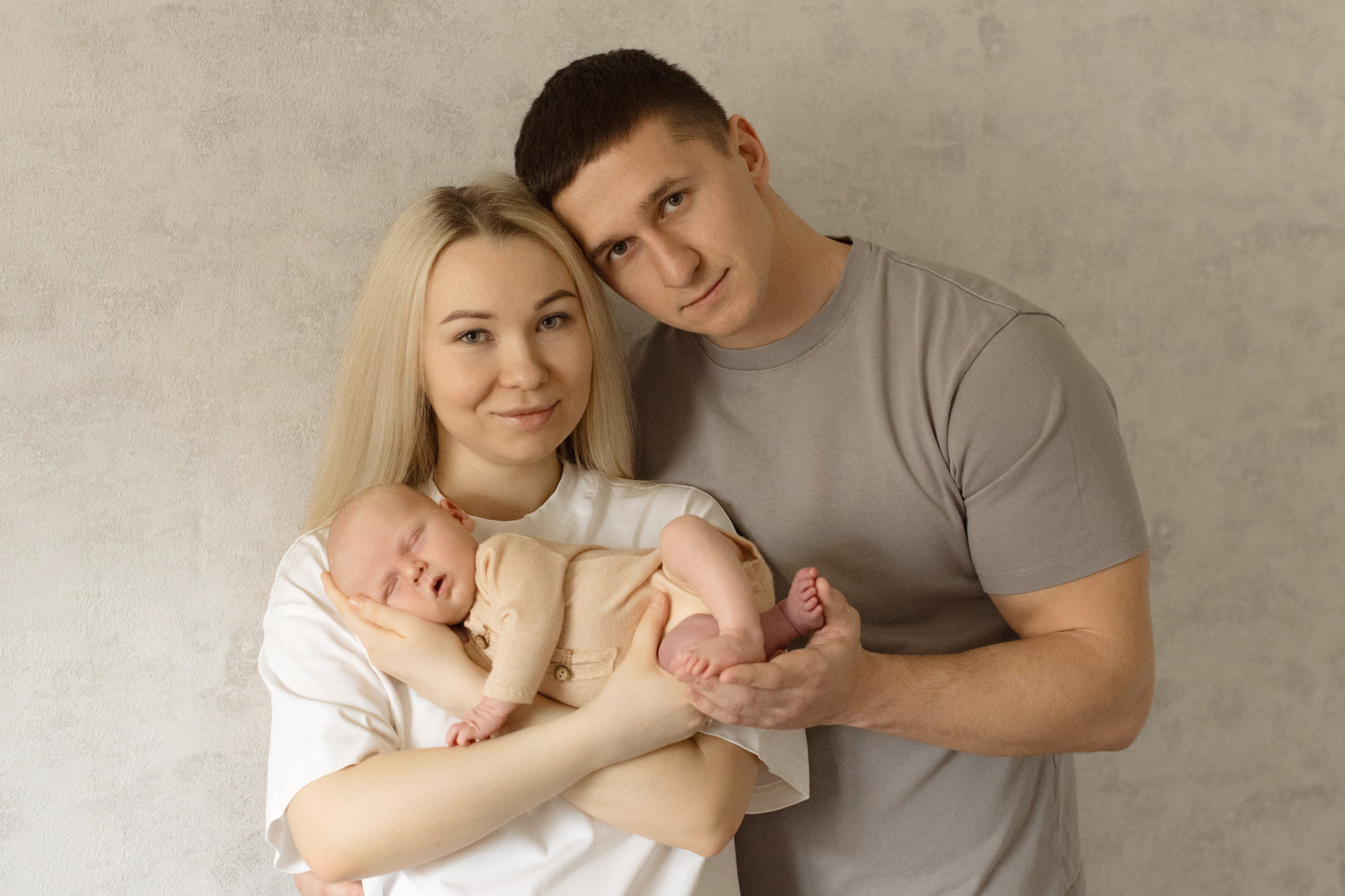 Мама, папа и малыш — первая семейная фотосессия на дому