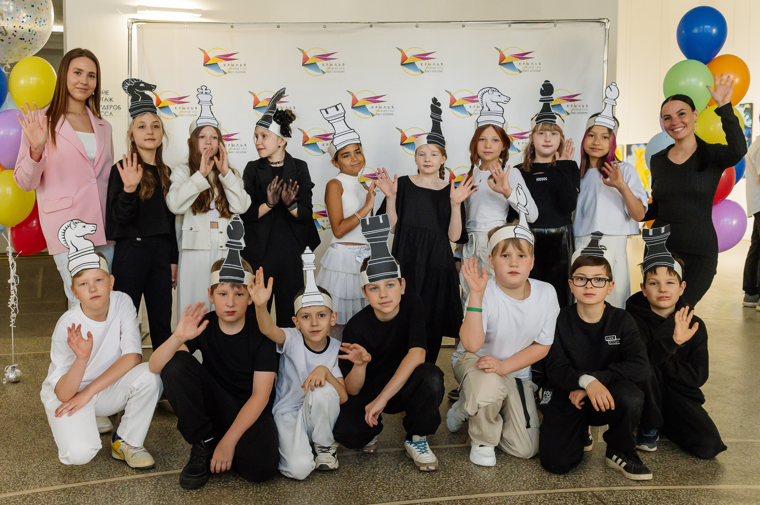 общее фото детей на школьном выпускном