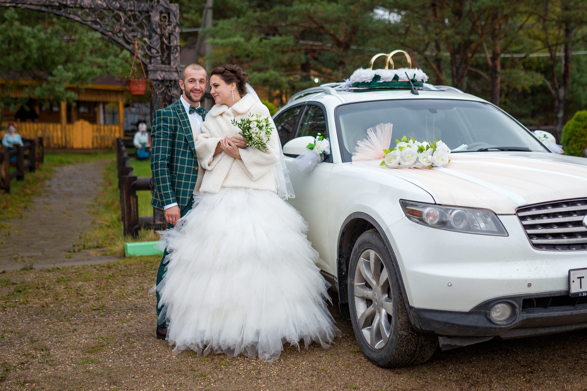 Жених и невеста на свадебной прогулке в Переславле