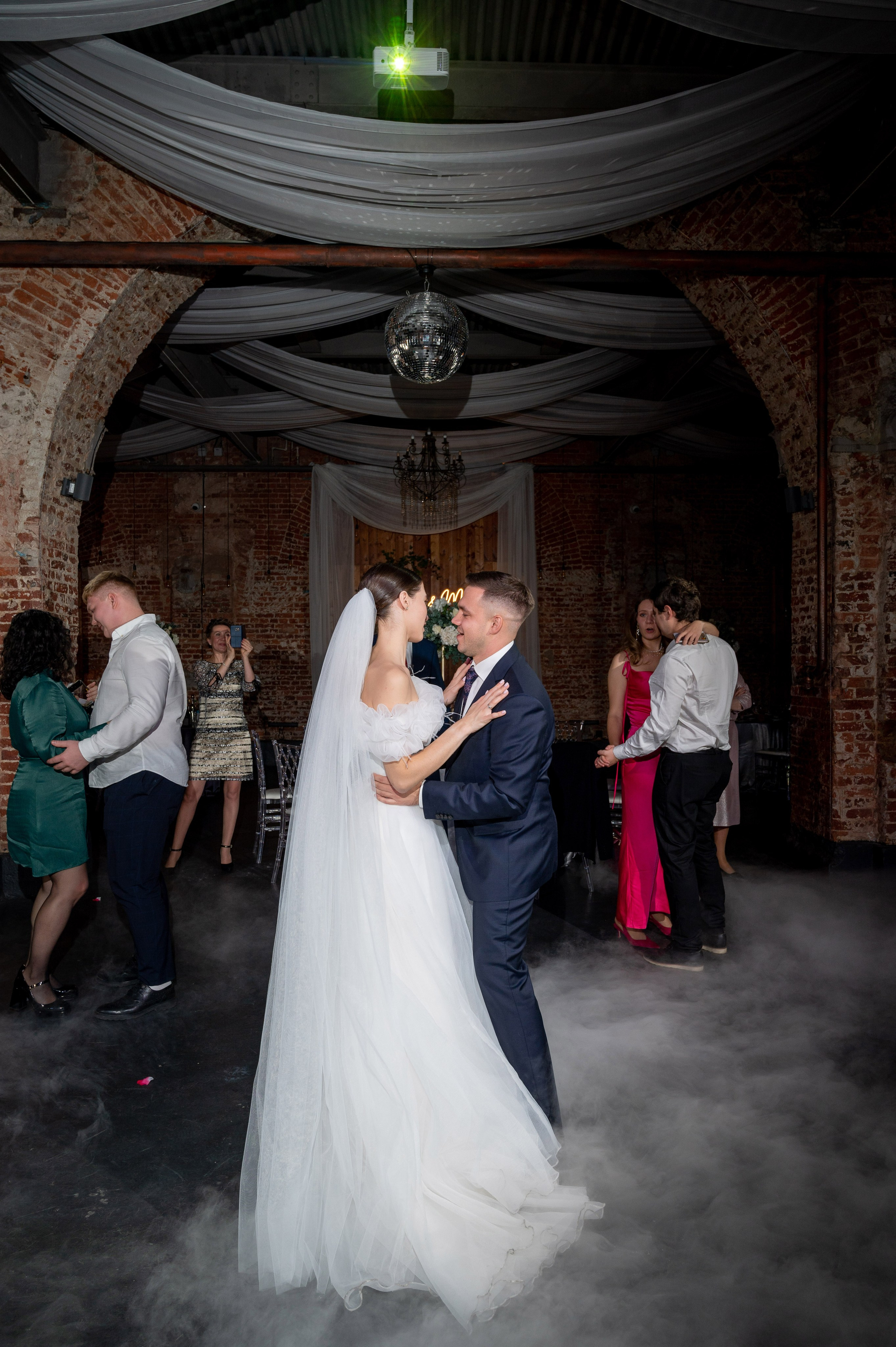 Осенняя великолепная свадебная прогулка жениха и невесты в октябре в Санкт-Петербурге в Михайловском парке и у Атлантов на Миллионной улице. Портретный, семейный и свадебный фотограф в Санкт-Петербурге и в Пушкине Ширяев Денис