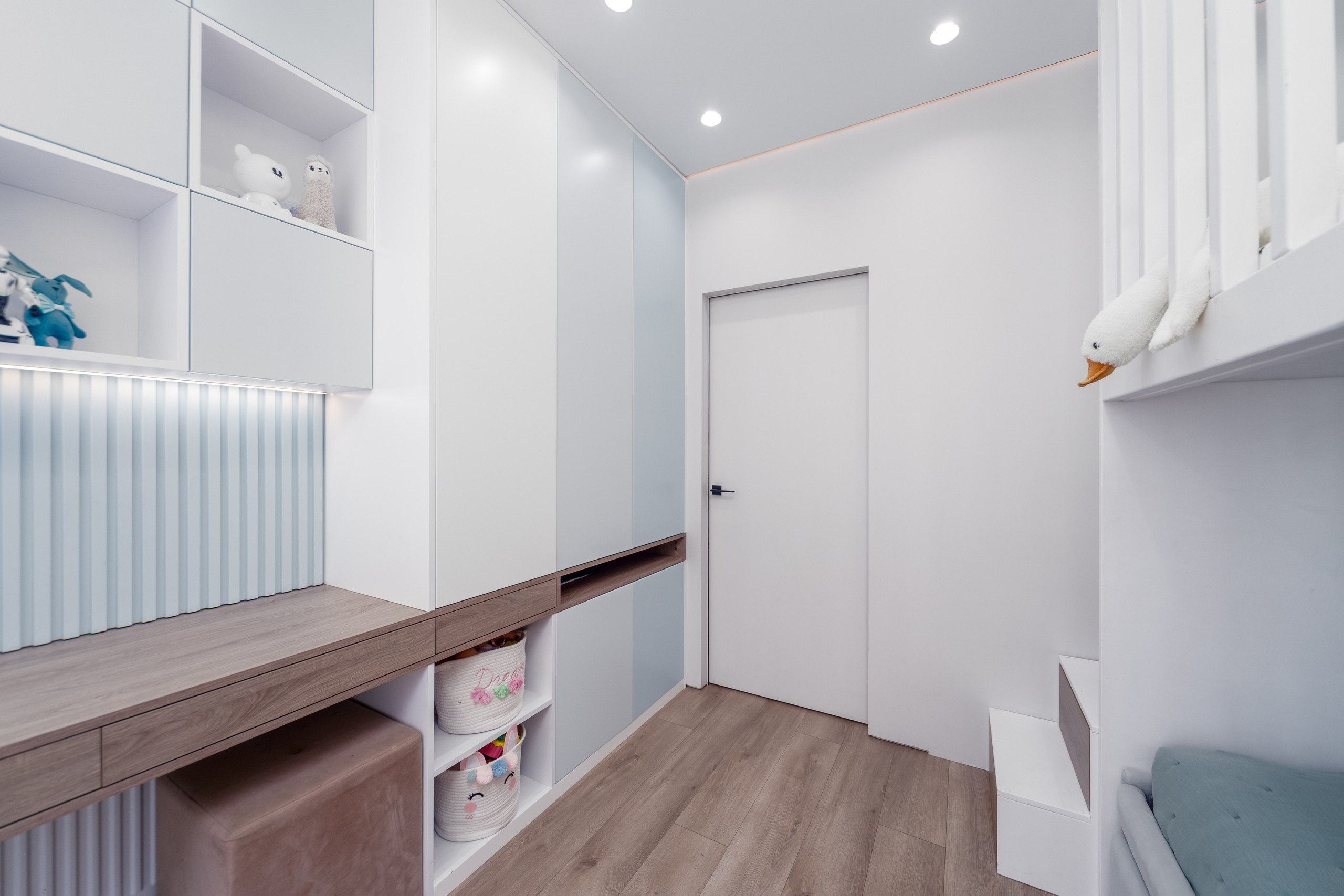 Фото интерьера системы хранения вещей в детской комнате