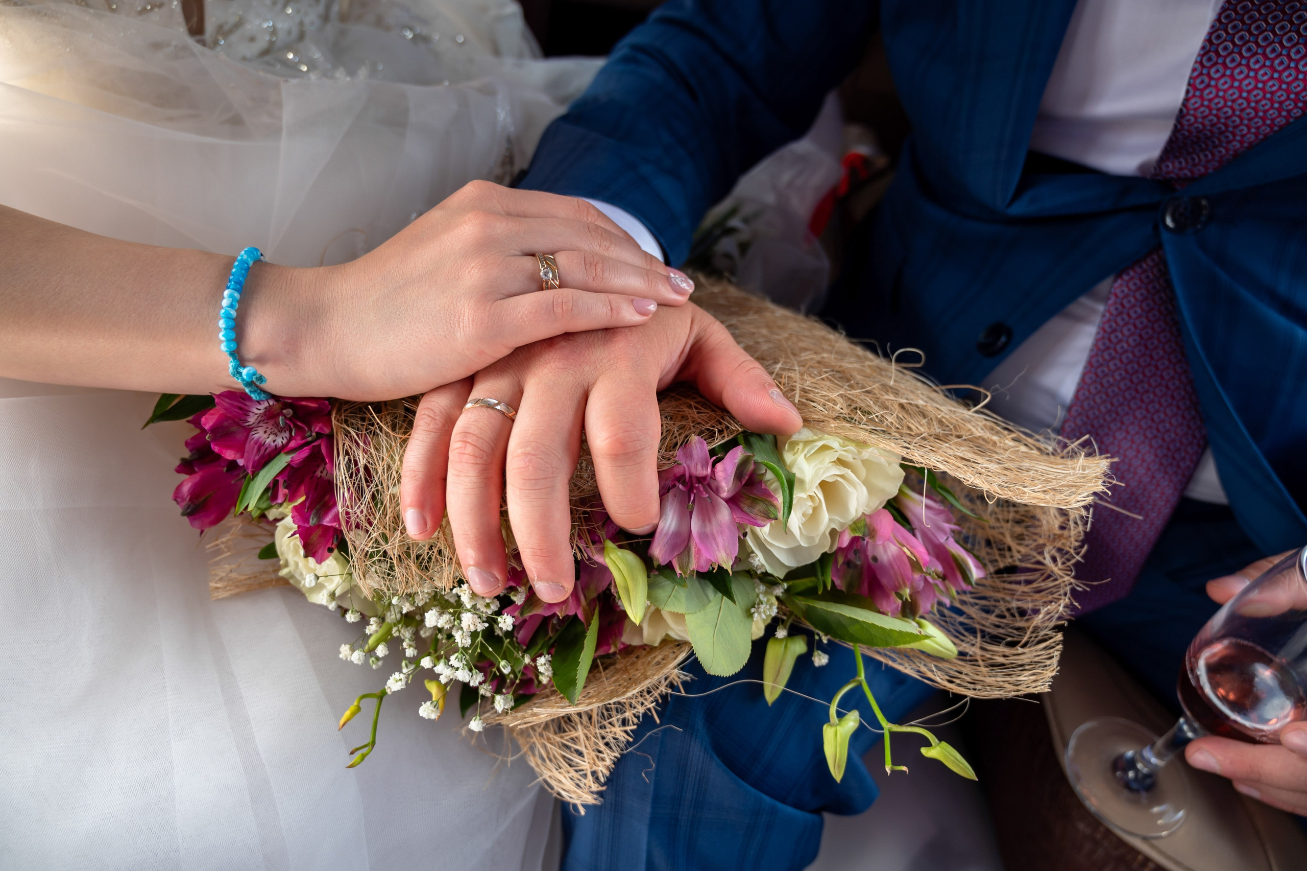 Свадебная фото и видео съёмка, кольца молодых. Выгодно заказывать фото и видео в одном пакете, фото + видео стоит как фото плюс 5000-10000