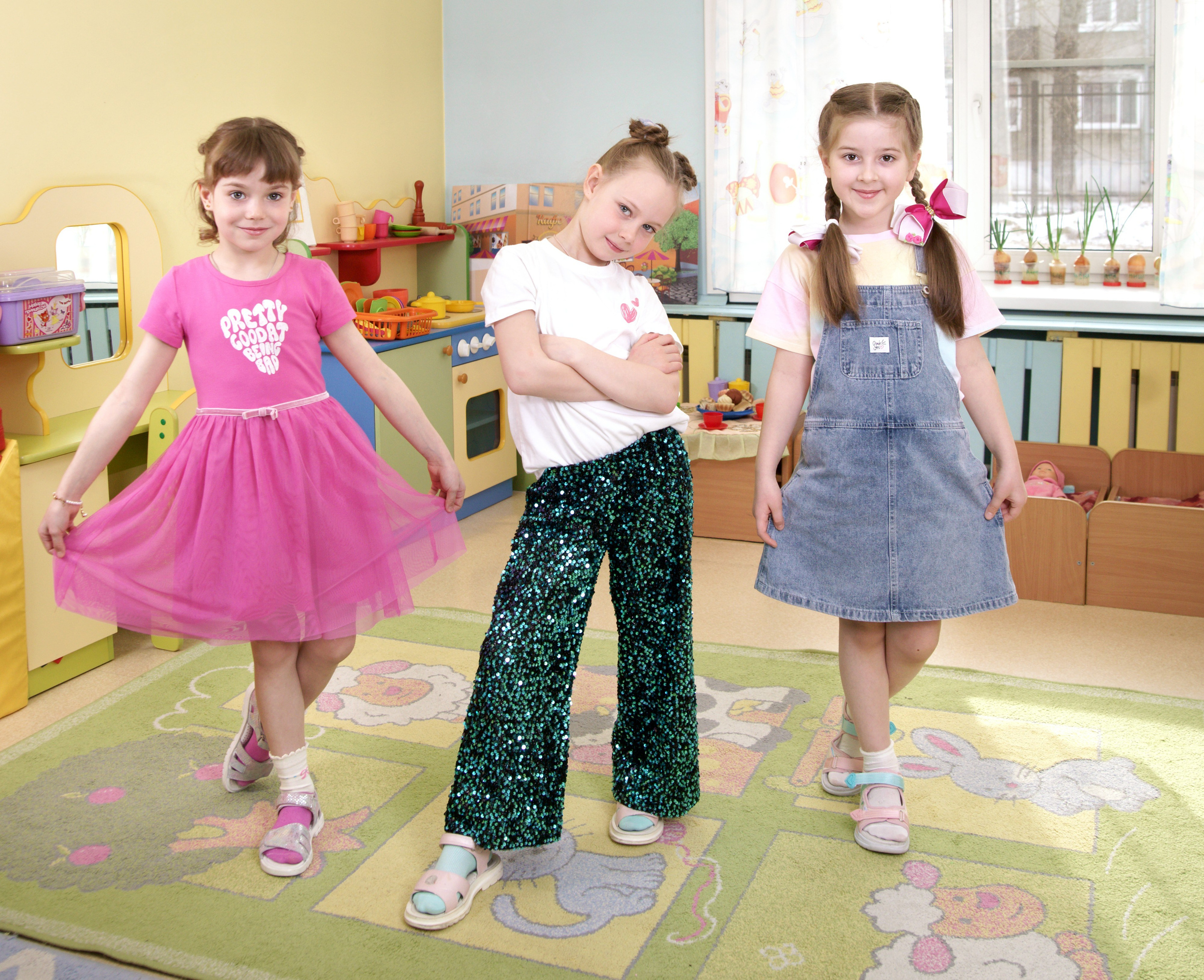 Фотосессия выпускников детского сада в группе - девочки стоя