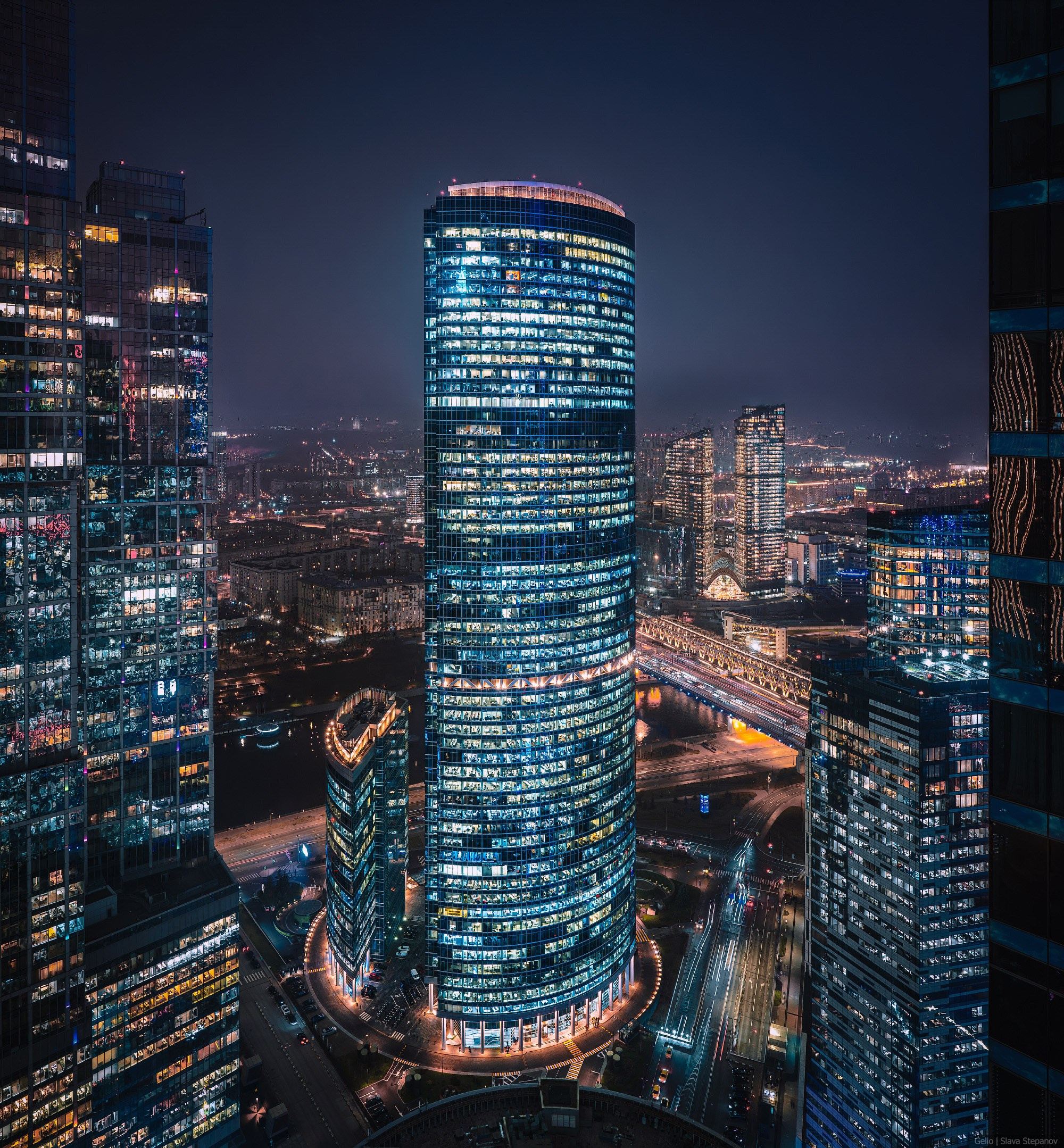 Ночная иллюминация Башни на Набережной в деловом центре Москва-Сити, профессиональная архитектурная съемка Славы Степанова.