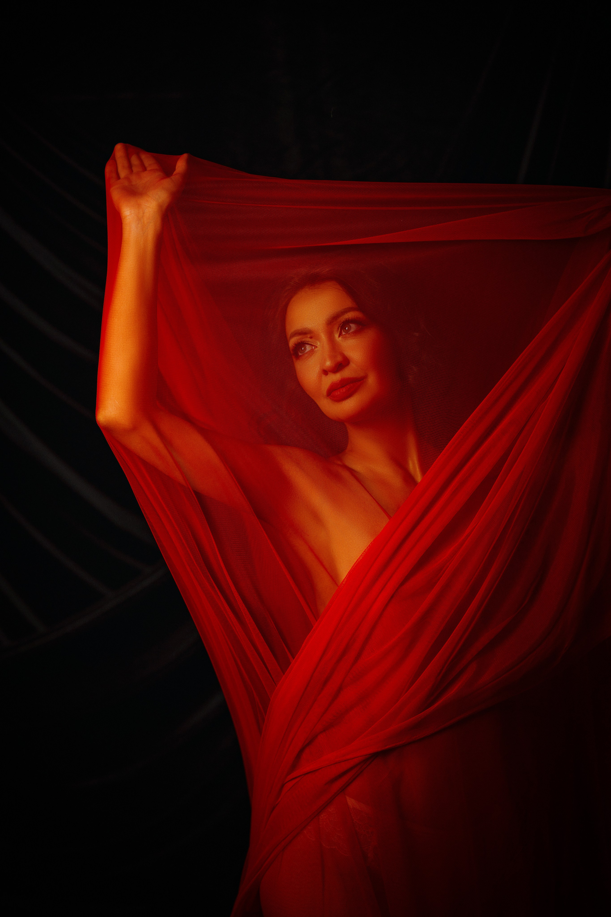 Женская ню фотосессия при контрасте света и ткани в студийных условиях