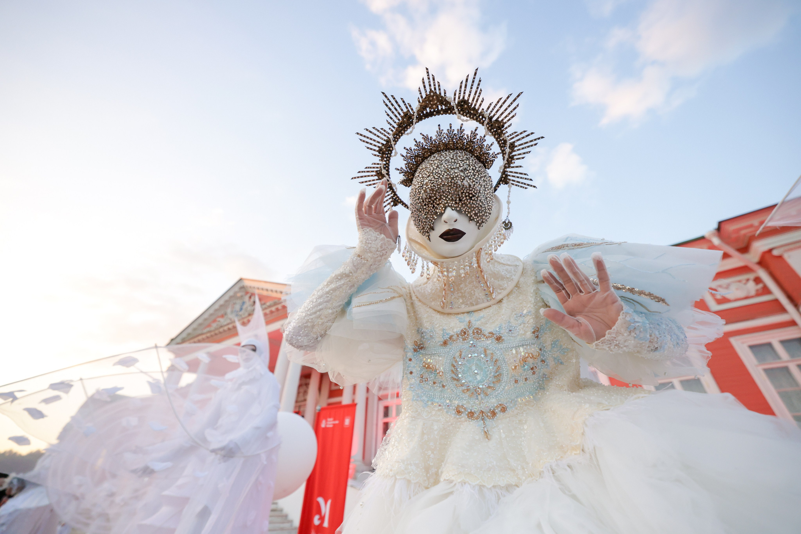 Фотосъёмка концерта и театрального представления на свежем воздухе в парке-усадьбе Кусково для проекта 'Московские усадьбы'. На снимке — сцена с артистами в костюмах, выступающими на открытом воздухе