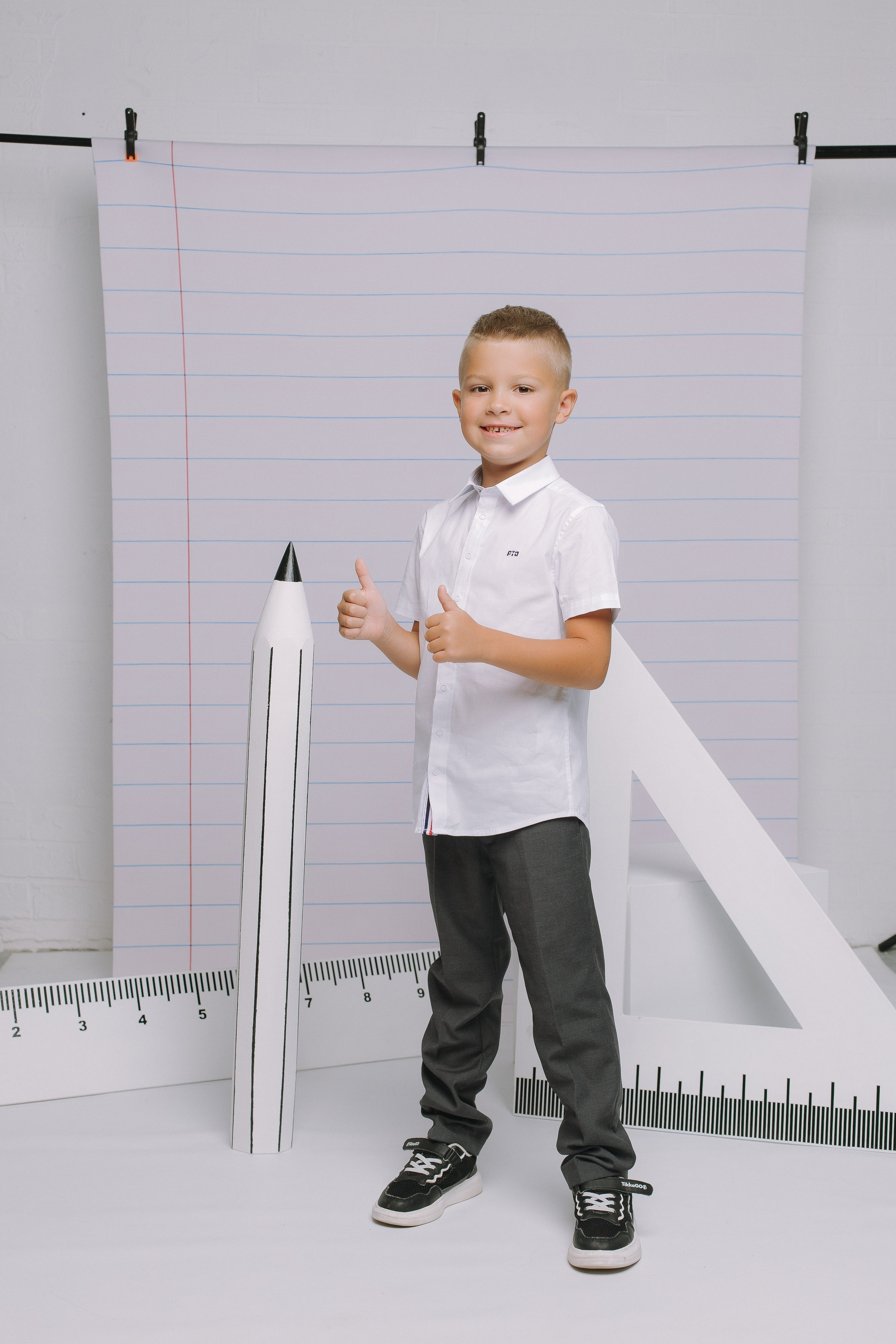 Студия- Портреты начальная школа (С реквизитом). Выпускные альбомы Натальи Бутко: Новороссийск, Анапа, Геленджик